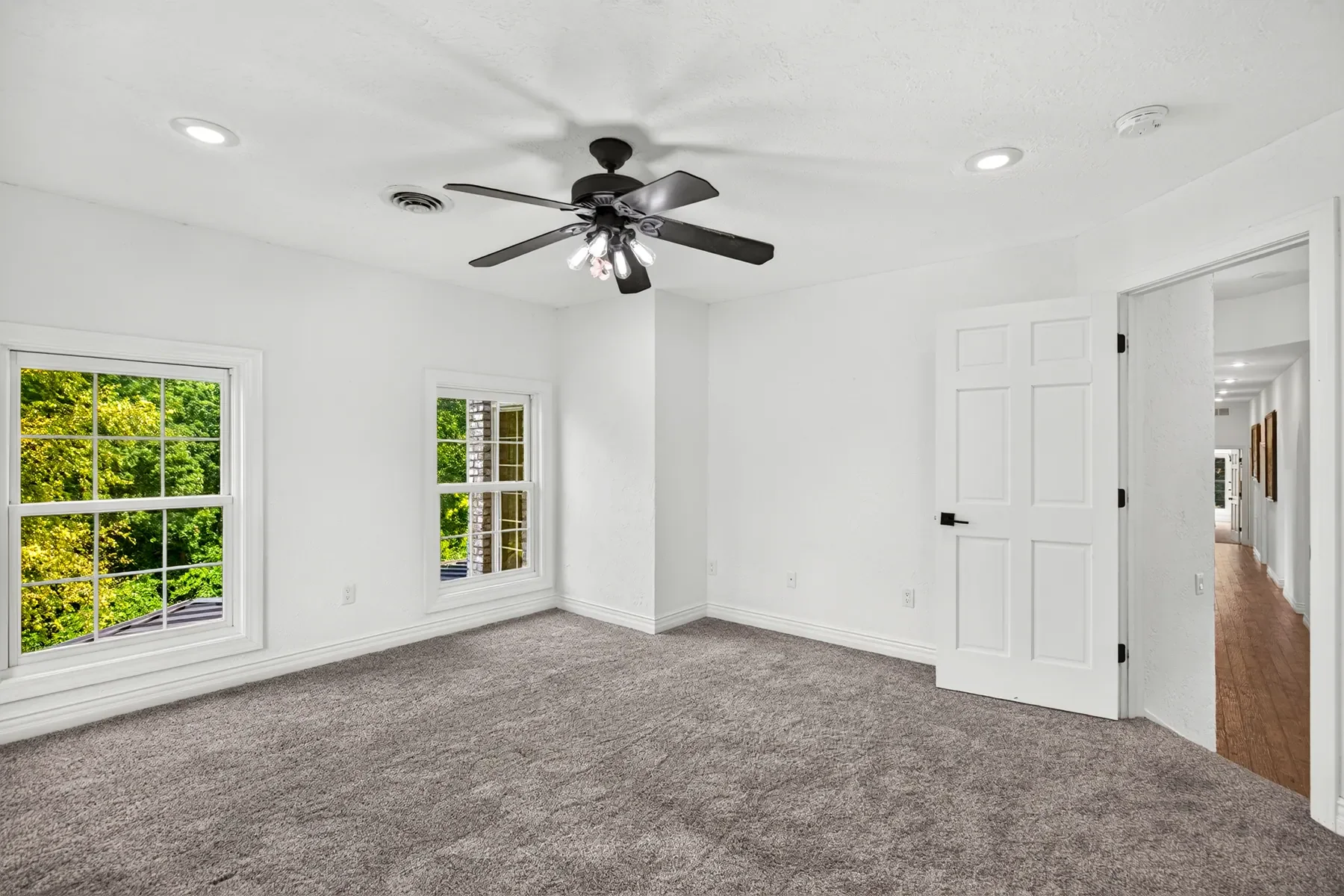 30-guest-bedroom-wide.webp