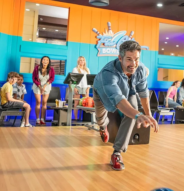 man-mid-roll-at-fin-city-bowling.webp