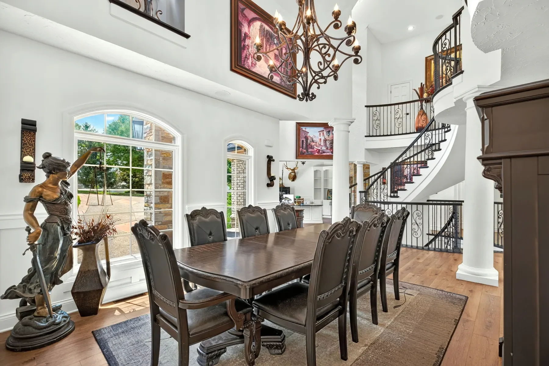 22-dining-and-staircase.webp