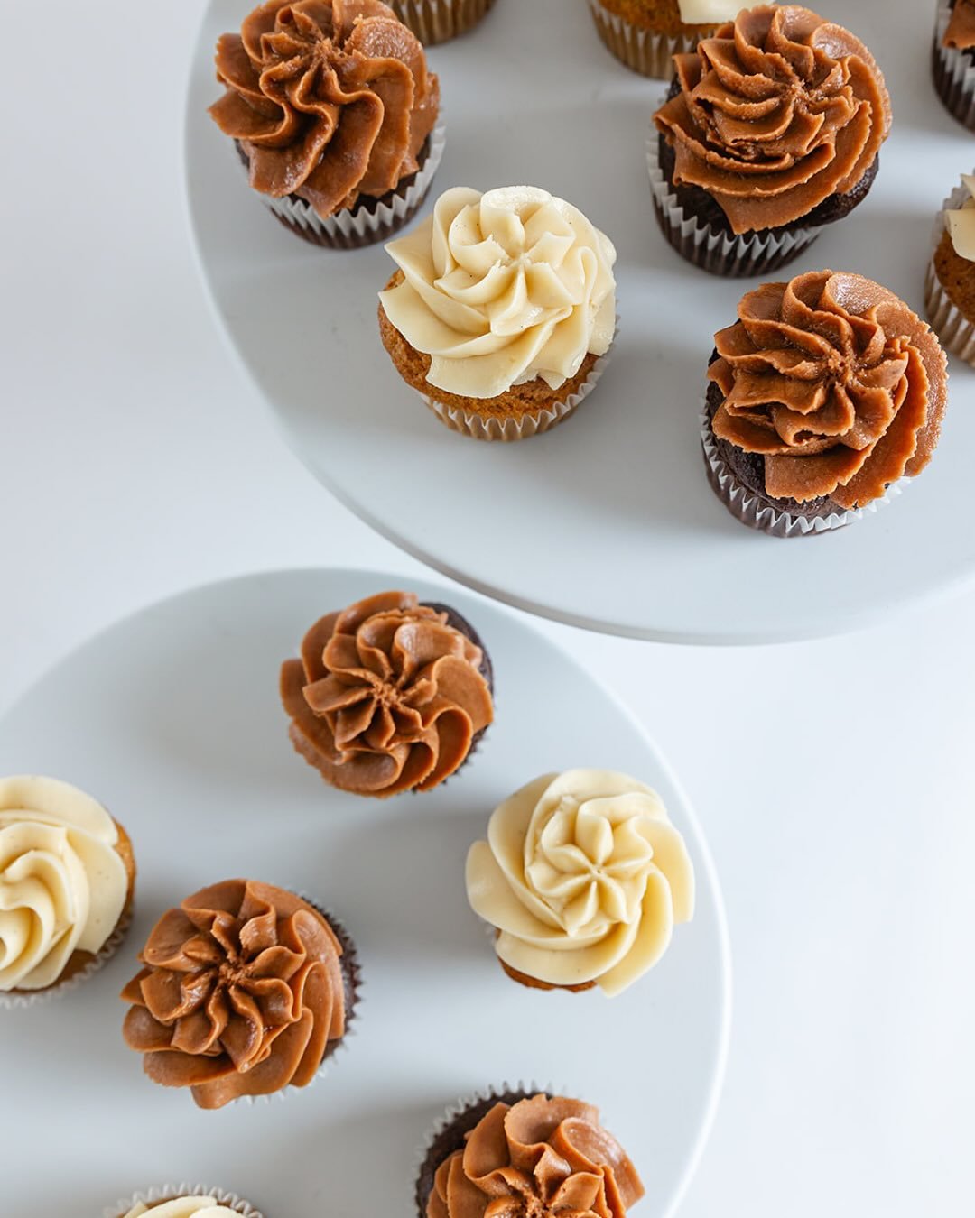 ♥️ This is cake for EVERYONE. Our gluten-free, dairy-free bakes are so moist and delicious, the only question your guests will be asking is “Can we have a second slice?”. It’s the perfect win-win for your wedding day!
Ready