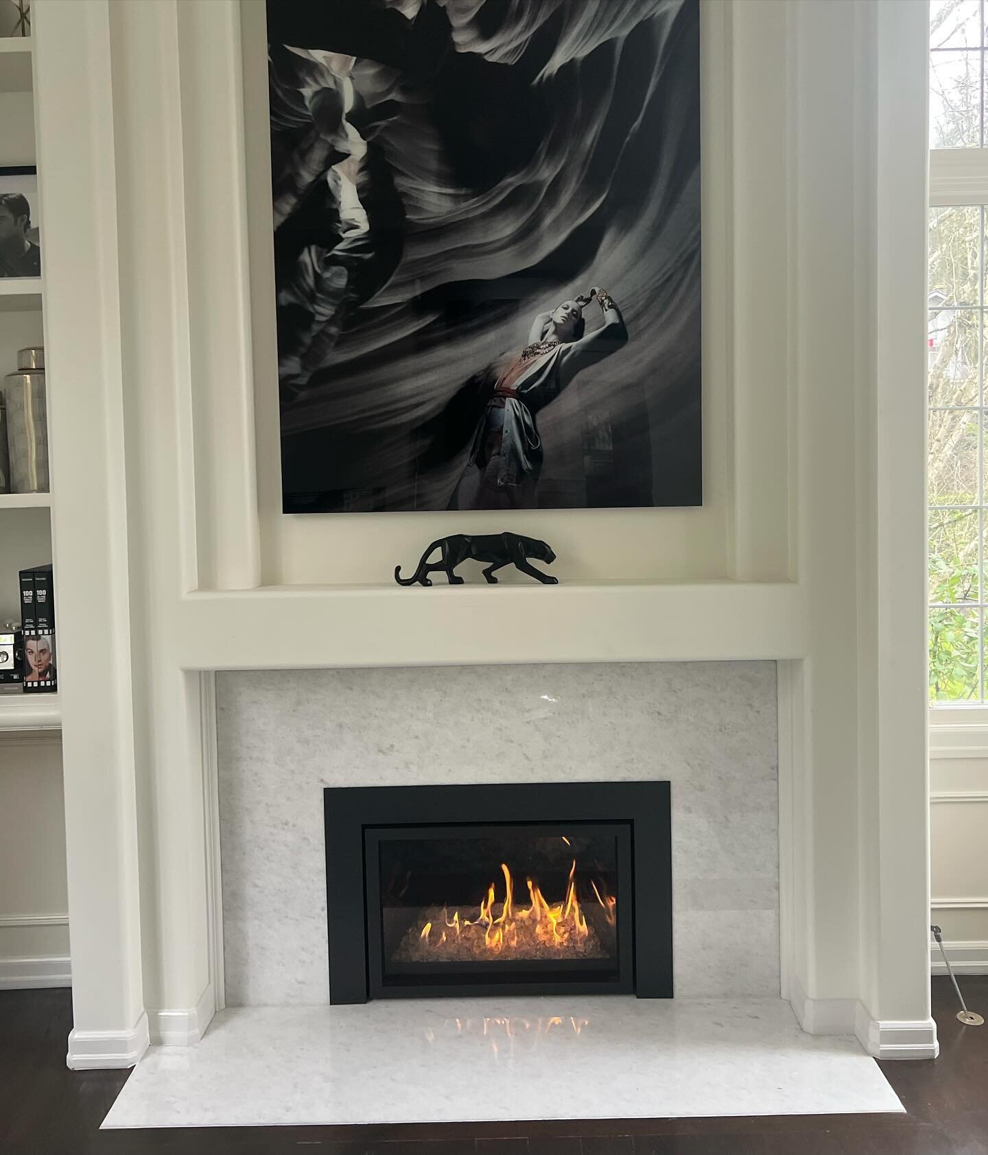 @archgardfireplaces Chantico 31 Contemporary / Clear White Glass Media / Reflective Glass Firebox Panels &amp; Custom Surround 🤩

#gasinsert #fireplace #fireplacemakeover