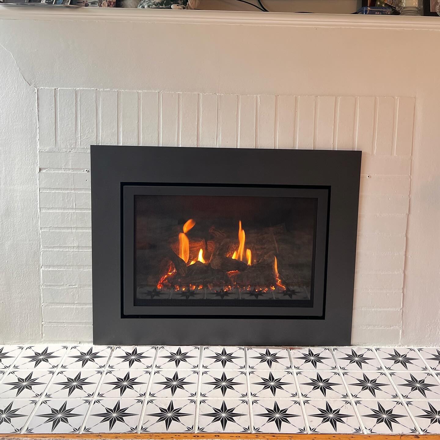 @archgardfireplaces Chantico 31 w/ Classic Logs, Black Firebox and Custom 4 Sided Surround

#gasinsert #fireplace #fireplaceupgrade