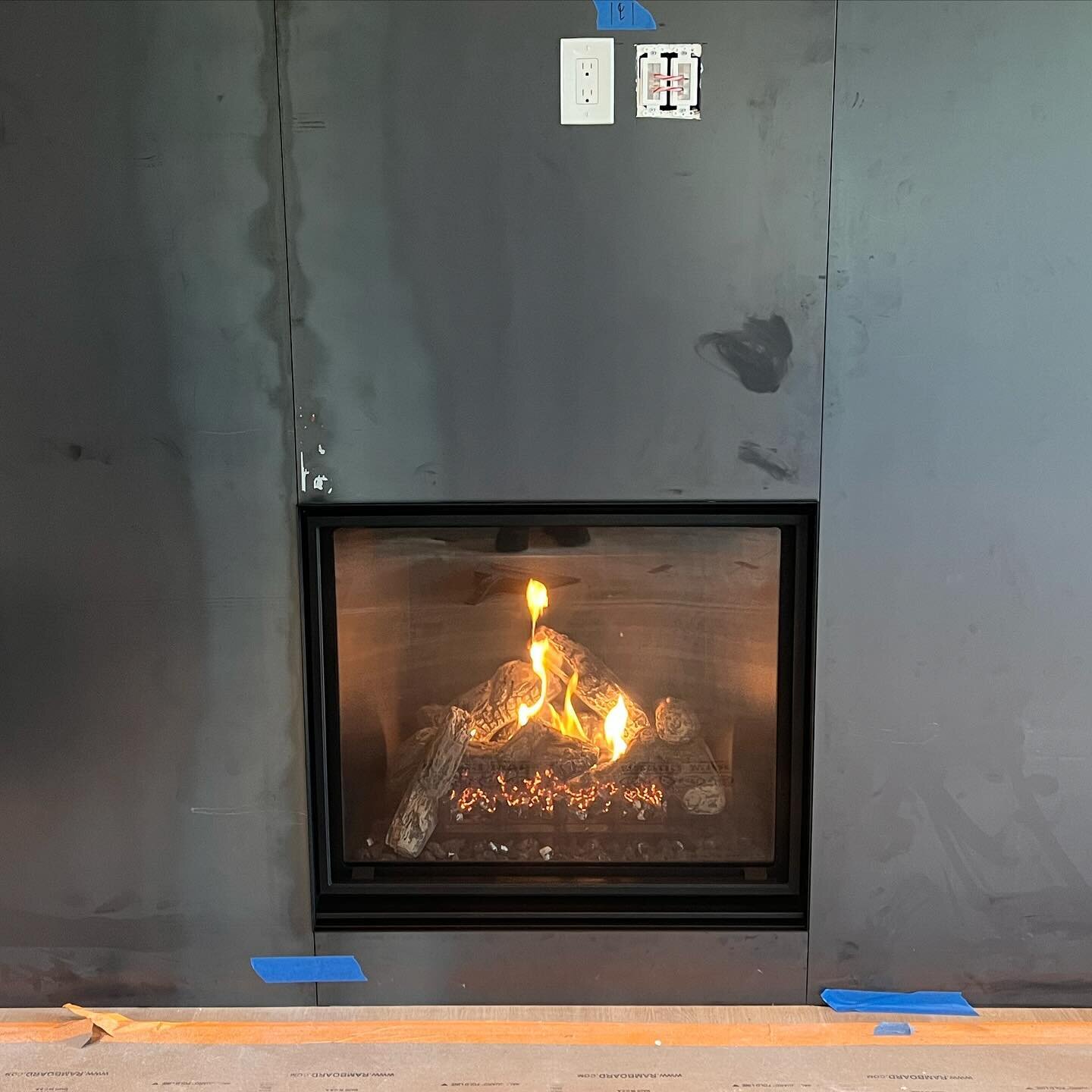 @marquisfireplaces Bentley 39NE2 / LOGF3 / Standard Screen 

#gasfireplace #marquisfireplace #fireplace #hotrolledsteel