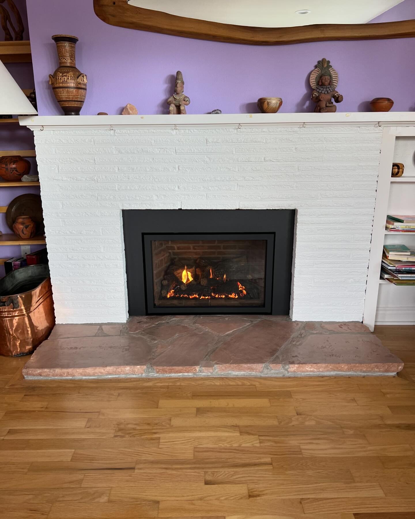 @archgardfireplaces Chantico 31 w/ Classic Logs and Quebec City Red Firebox Panels and Custom 3 Sided Inside Fit Surround

#gasinsert #fireplace #gas #gasban