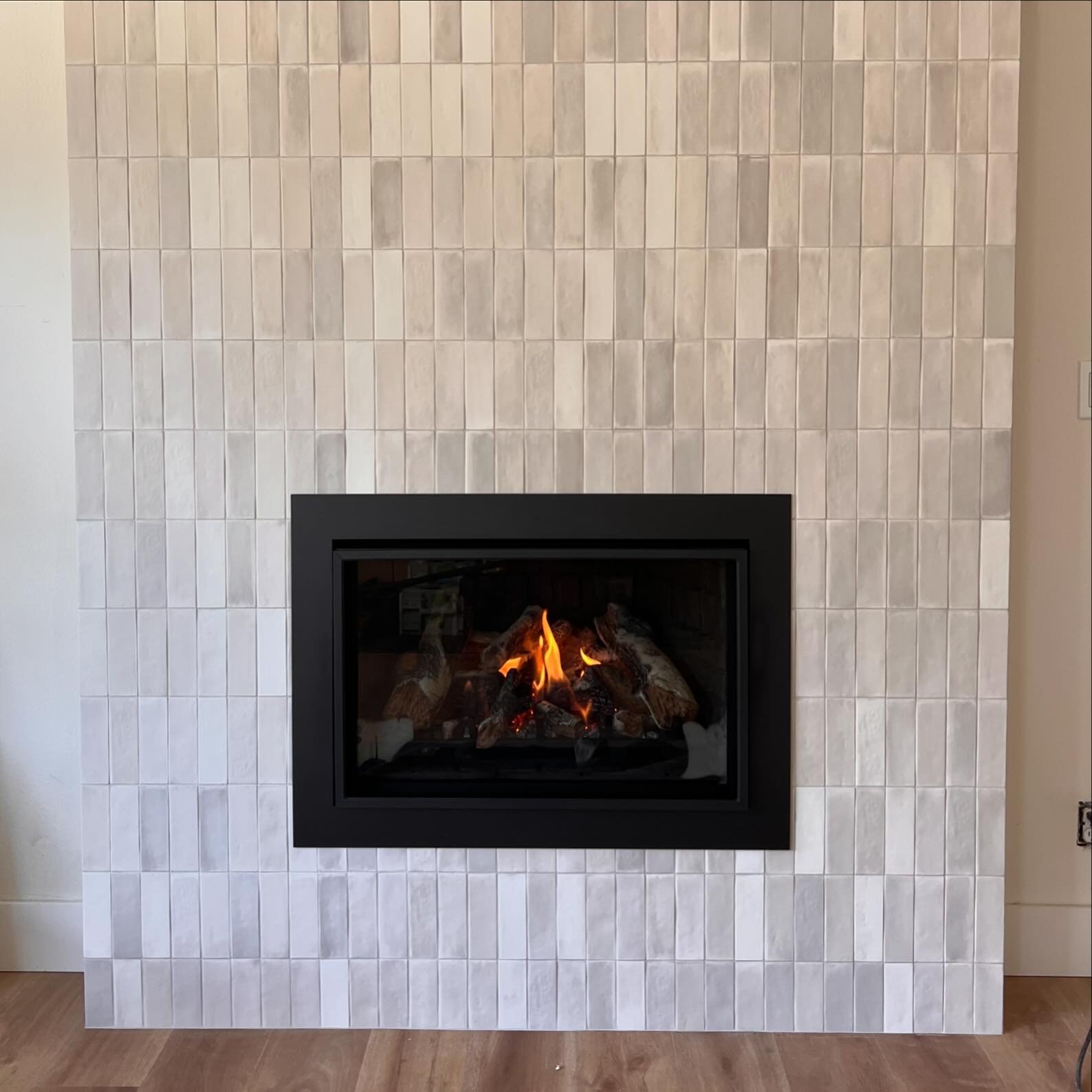 @envirofireplaces E33i w/ Custom 4 Sided Surround, Graphite Grey Brick Panels and Birch Logs

#remodeling #gasinsert #fireplace #nogasban