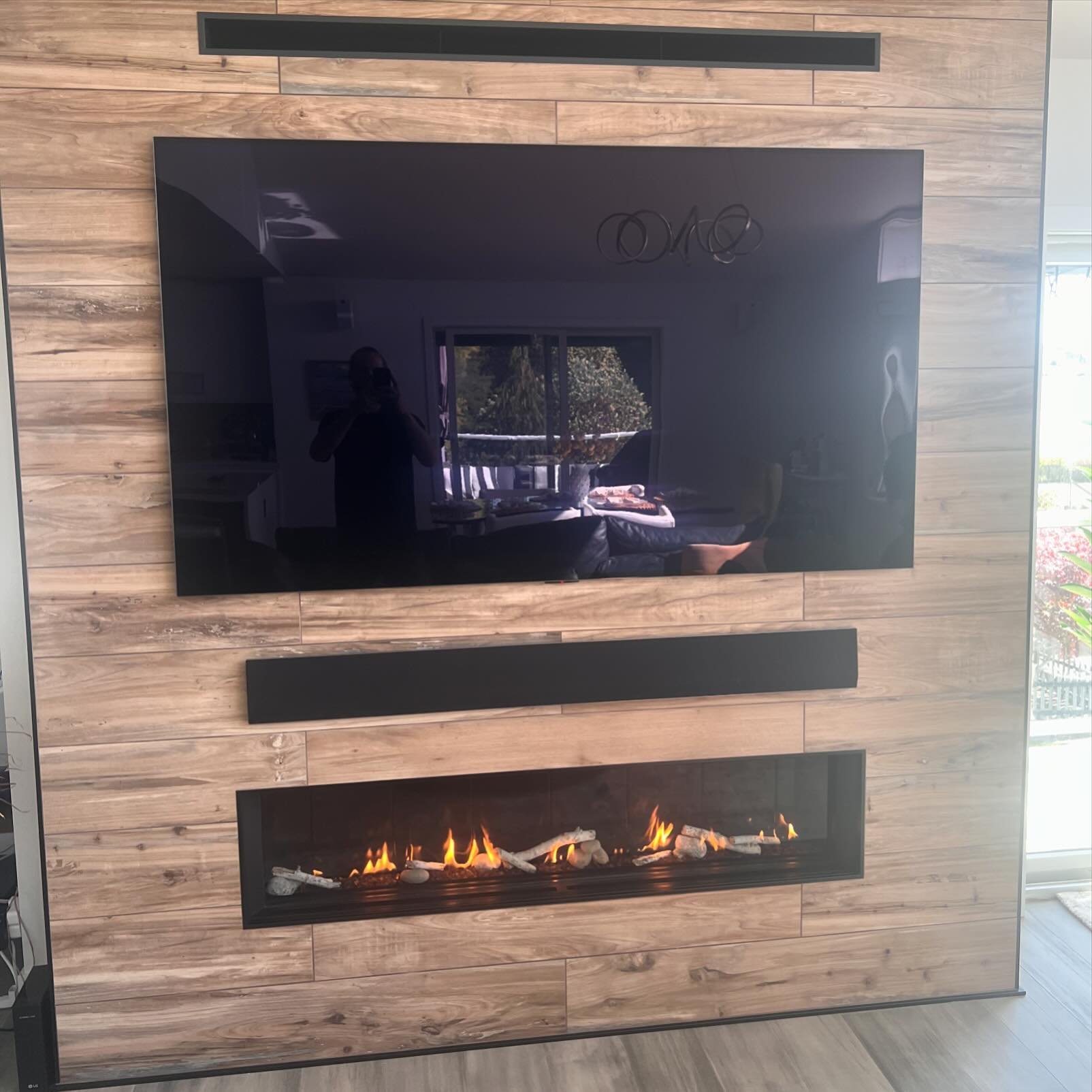 @solasfireplaces Built In SixtyO w/ Birch Logs &amp; Heat Distribution Kit to Protect TV from Overheating

#gasfireplace #nogasban #remodel #fireplace