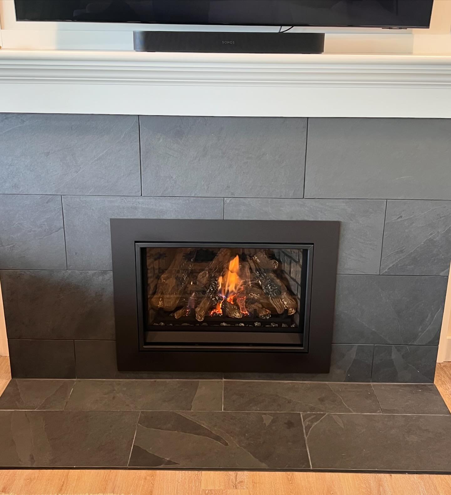 @envirofireplaces E30i w/ Red Brick Liner, Traditional Log Set &amp; Custom 4 Sided Surround

#gasinsert #fireplace #nogasban #fireplacemakeover