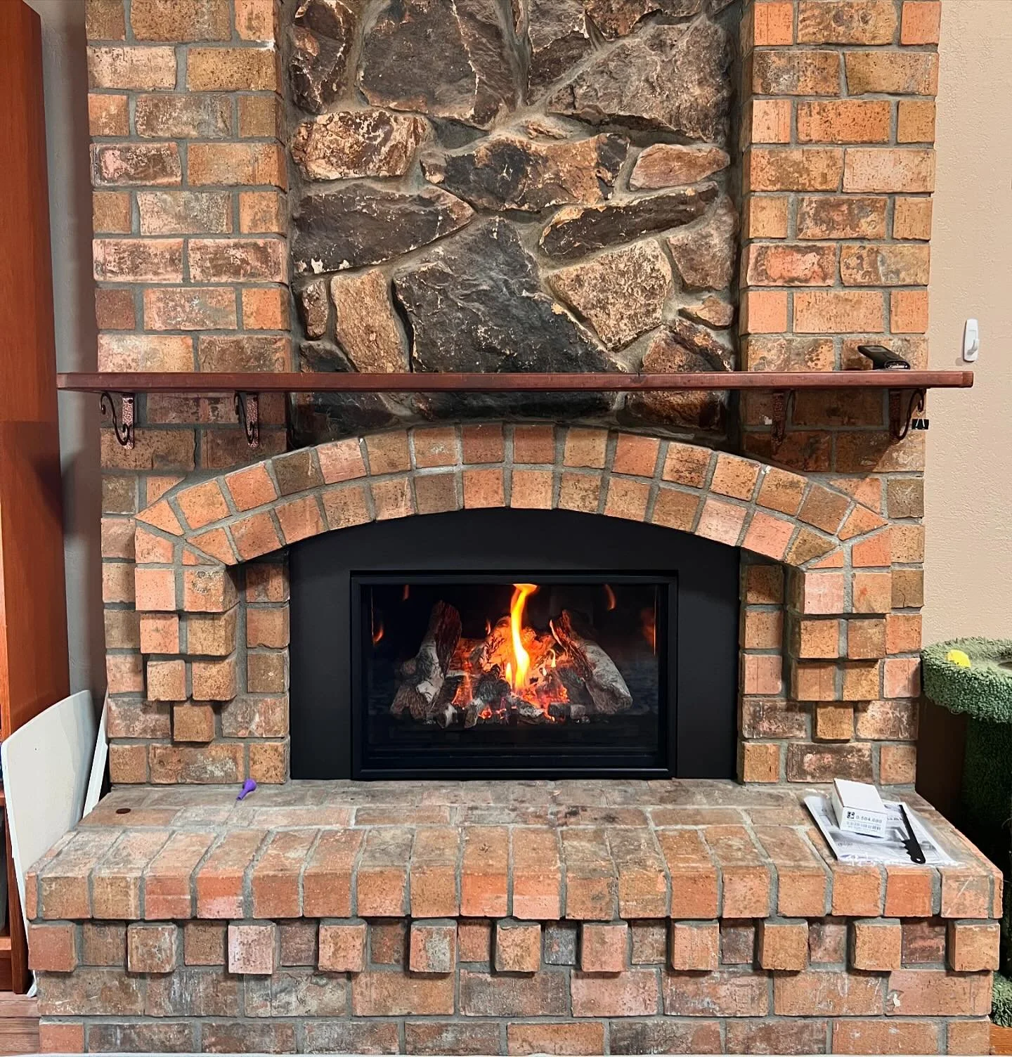 @envirofireplaces E33i w/ Custom Arched Surround, Birch Logs and Porcelain Reflective Firebox Panels 

#fireplaceupdate #gasinsert #fireplace #banthegasban #gasfireplace #retrofit