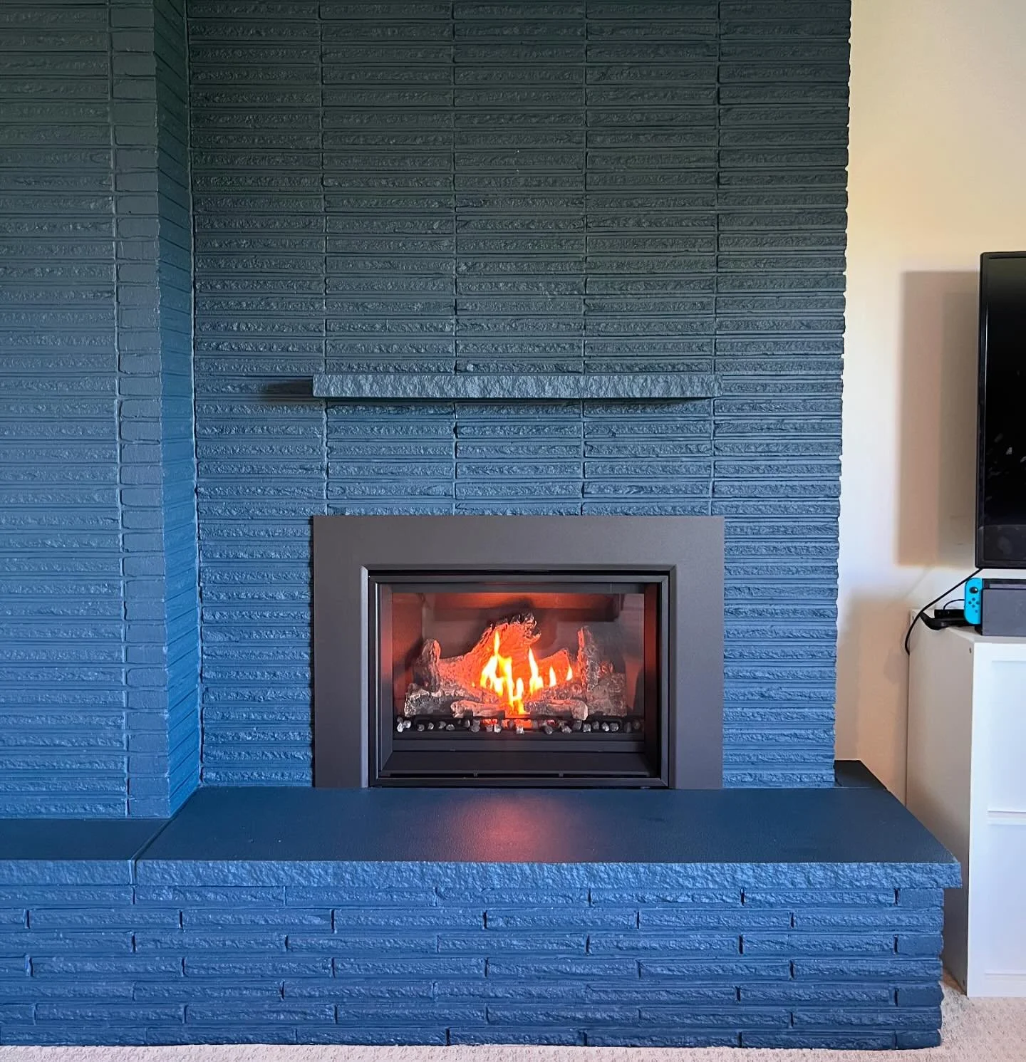 @envirofireplaces E25i w/ Custom 3 Sided Surround, Standard Firebox and Standard Logs. 

#gasinsert #gasfireplace #fireplace #envirofireplaces #fireplacemakeover #fireplacedecoration #banthegasban