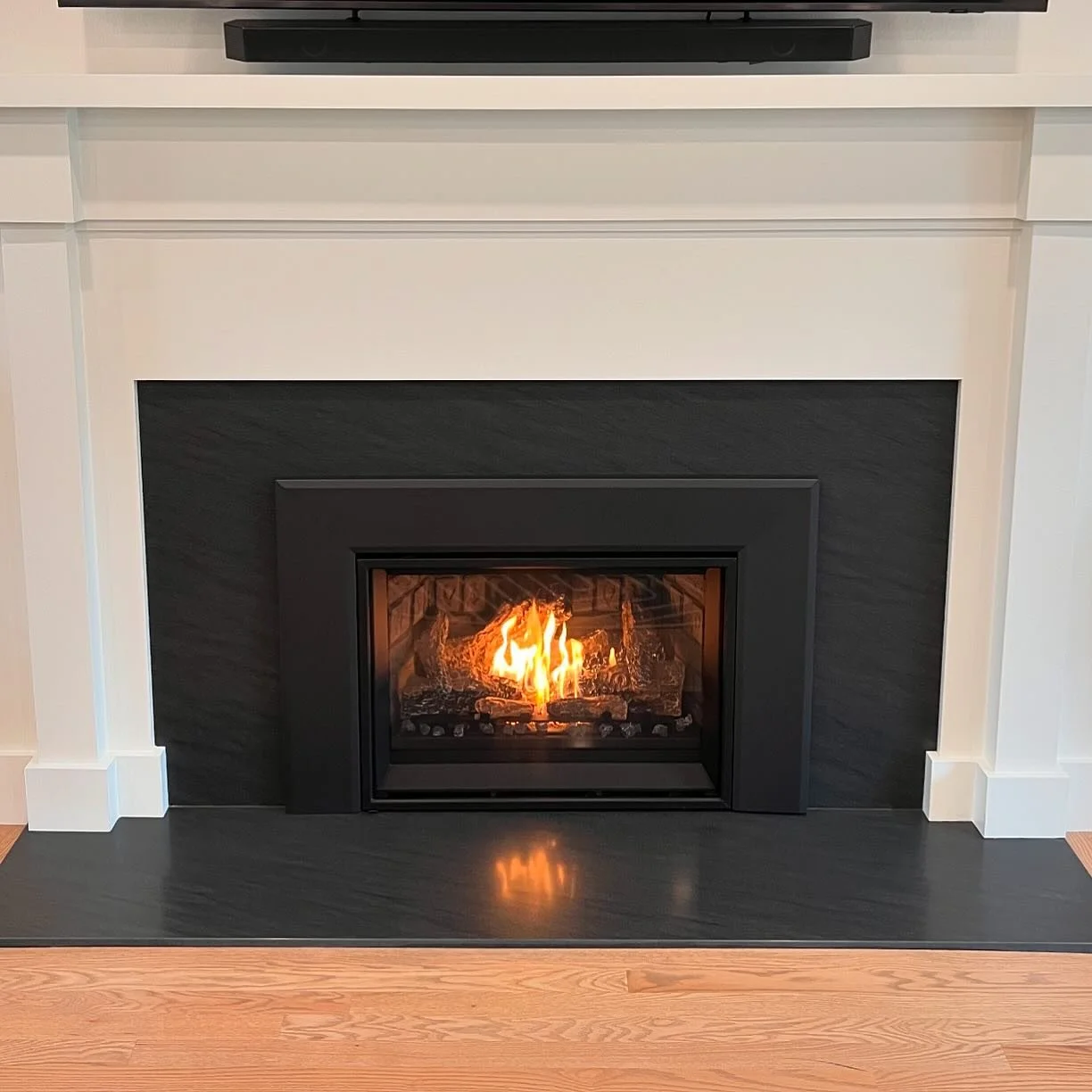 @envirofireplaces E25i w/ Brick Interior Panels, Standard Surround and Logs

#gasinsert #gas #fireplaceconversion #fireplace #fireplaceupdate #stopthegasban