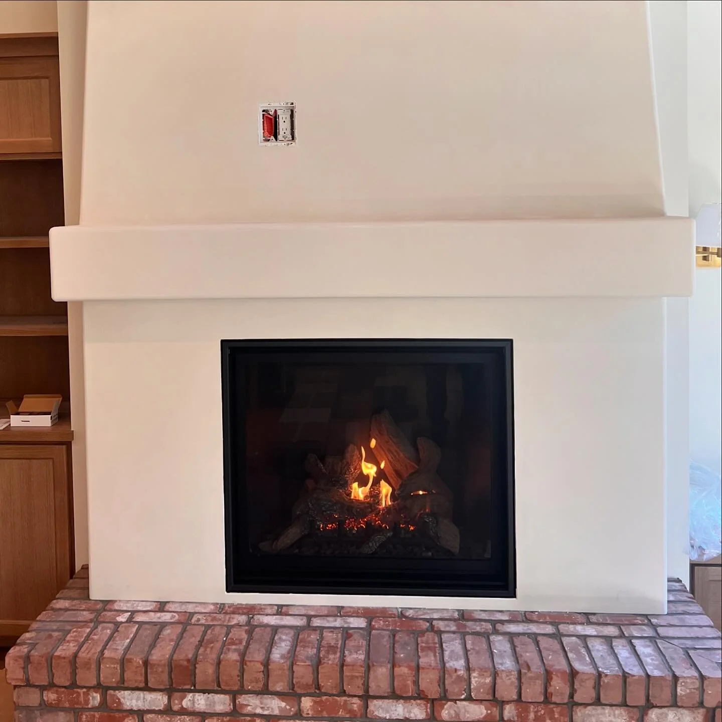 @marquisfireplaces Bentley 42 w/ Larger Screen, MQLOGF9 and Standard Black Firebox

#gasfireplace #newconstruction #construction #newhome #fireplace #plaster #cleanface #gas #bently
