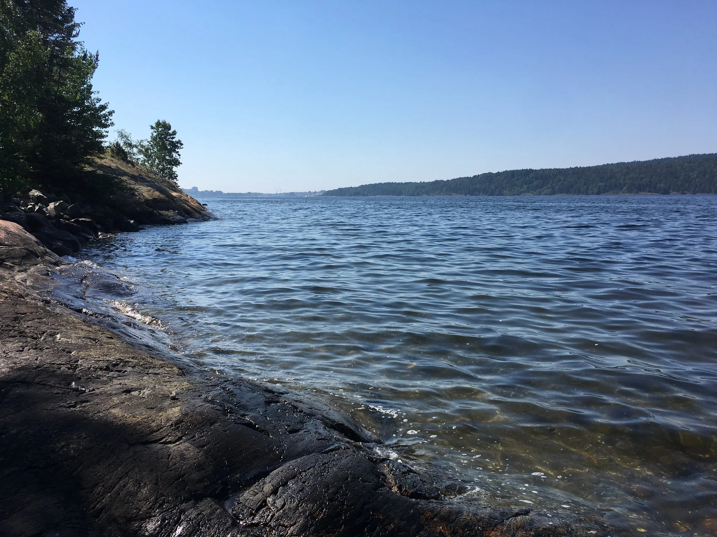 Innbydende for badeglade i Mossesundet. Det ble målt over 20 grader i sjøen. Ikke rart når 11 av dagene nådde over 25 grader. Varmeste dag falt på den 28. juni, med en gjennomsnittstemperatur for kalenderdøgnet på 23 grader. Maksimum samme dag: 30.3 grader!
