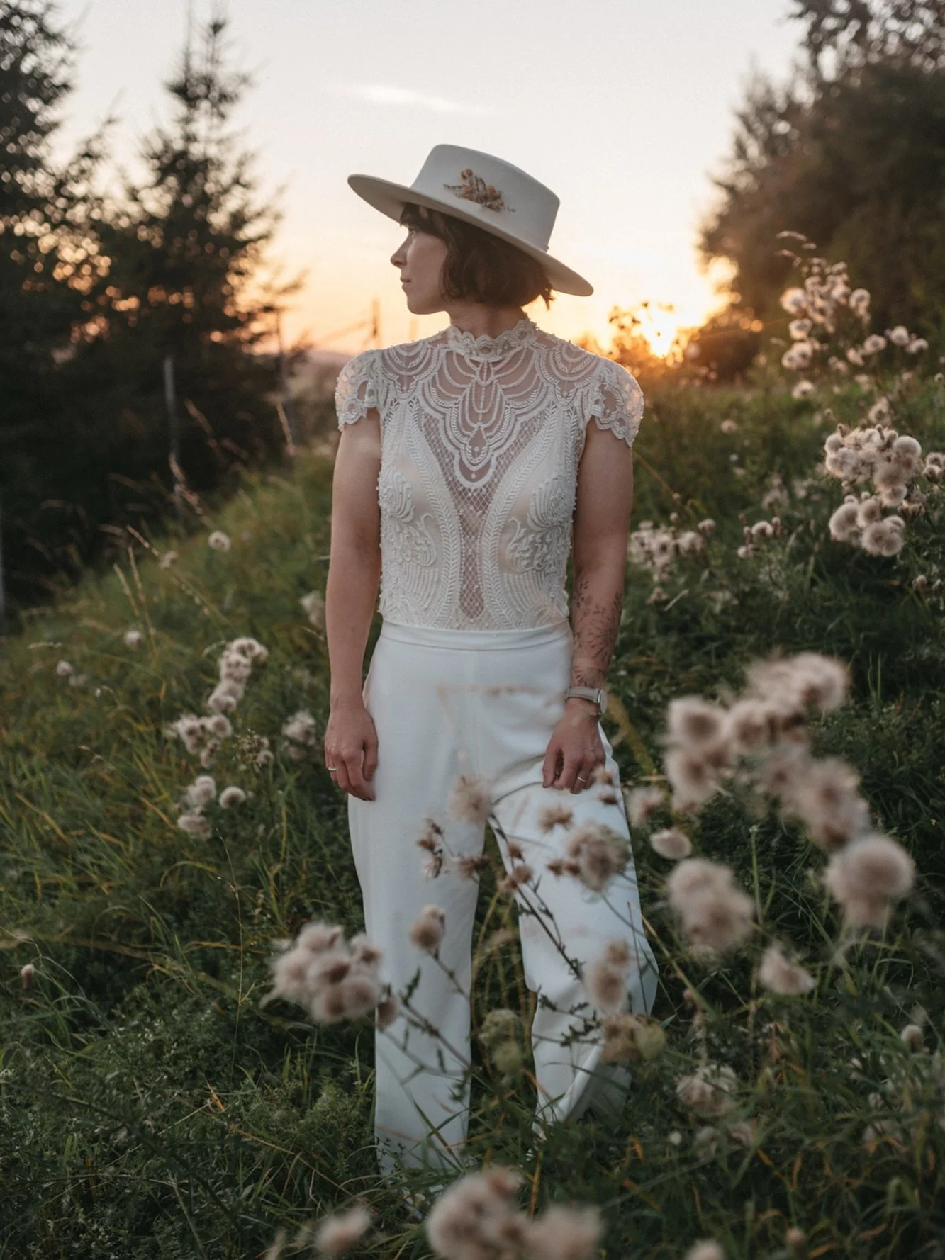 Ich hab&lsquo;s SO gef&uuml;hlt. Als ich &sbquo;MEIN&lsquo; Brautkleid an hatte war da dieser &bdquo;Klick&ldquo;-Moment. Kleid 1 war schon so, wo ich dachte: &bdquo;Ok, fertig.&ldquo; 😅
Aber Schwiegermama meinte dann: &bdquo;Wir sind jetzt nicht hi