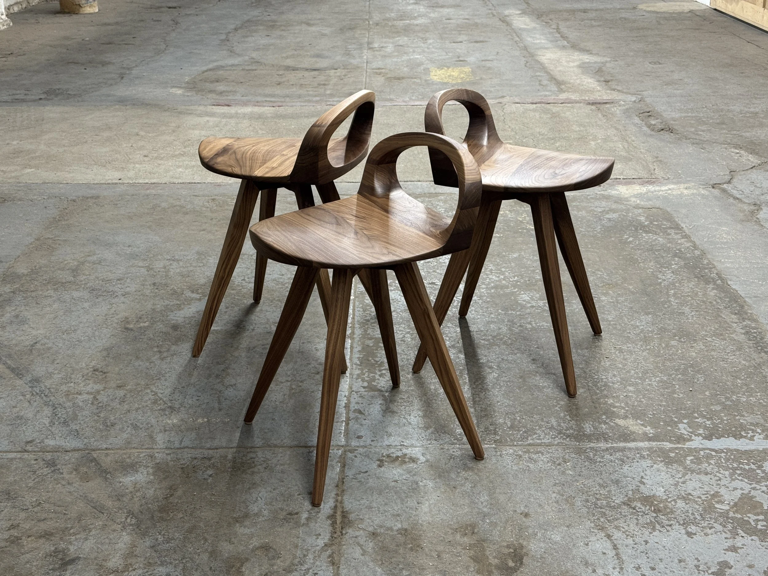 SWIVELING APEX CHAIR