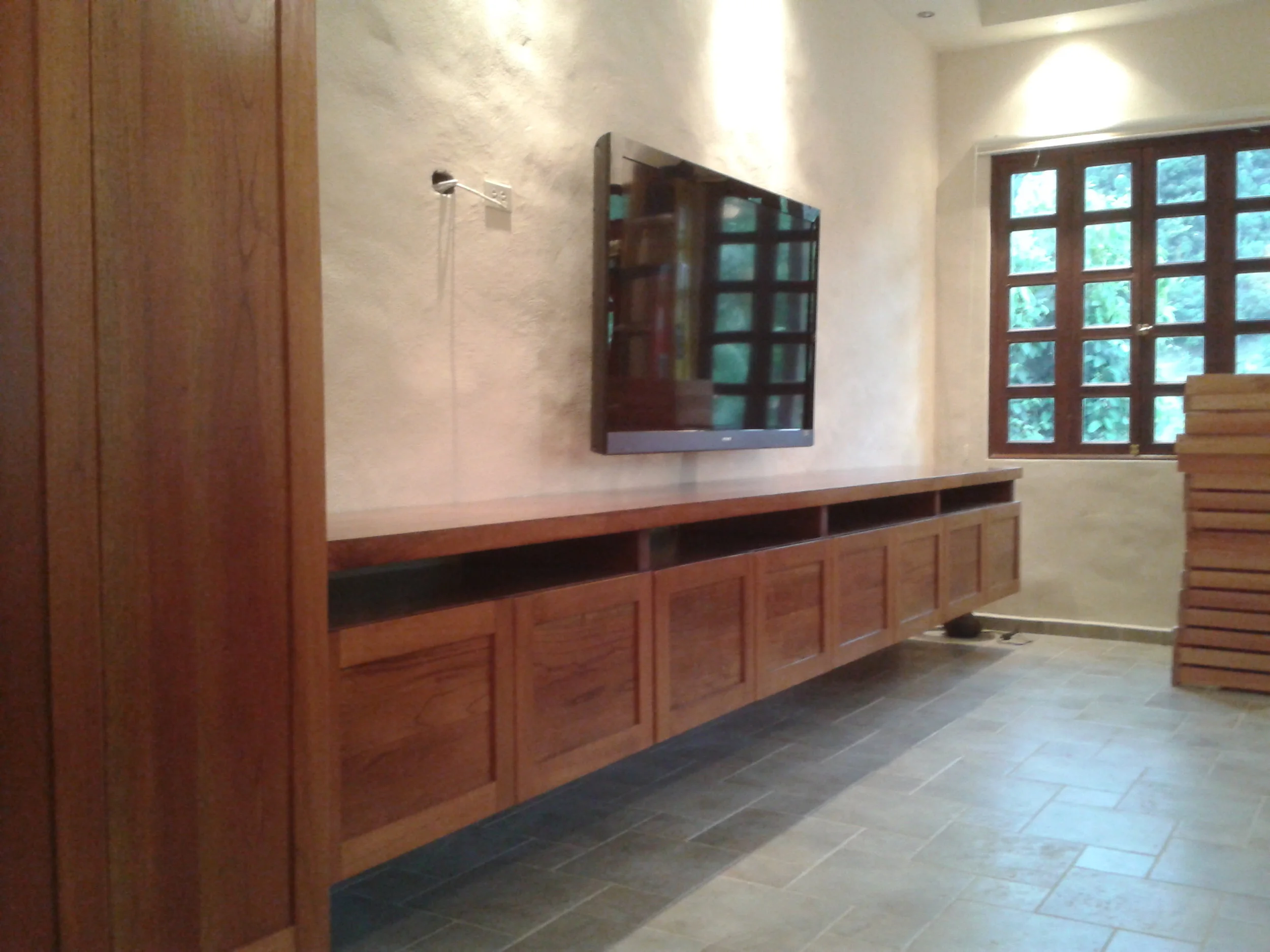 Floating credenza, Valle Escondido, Boquete
