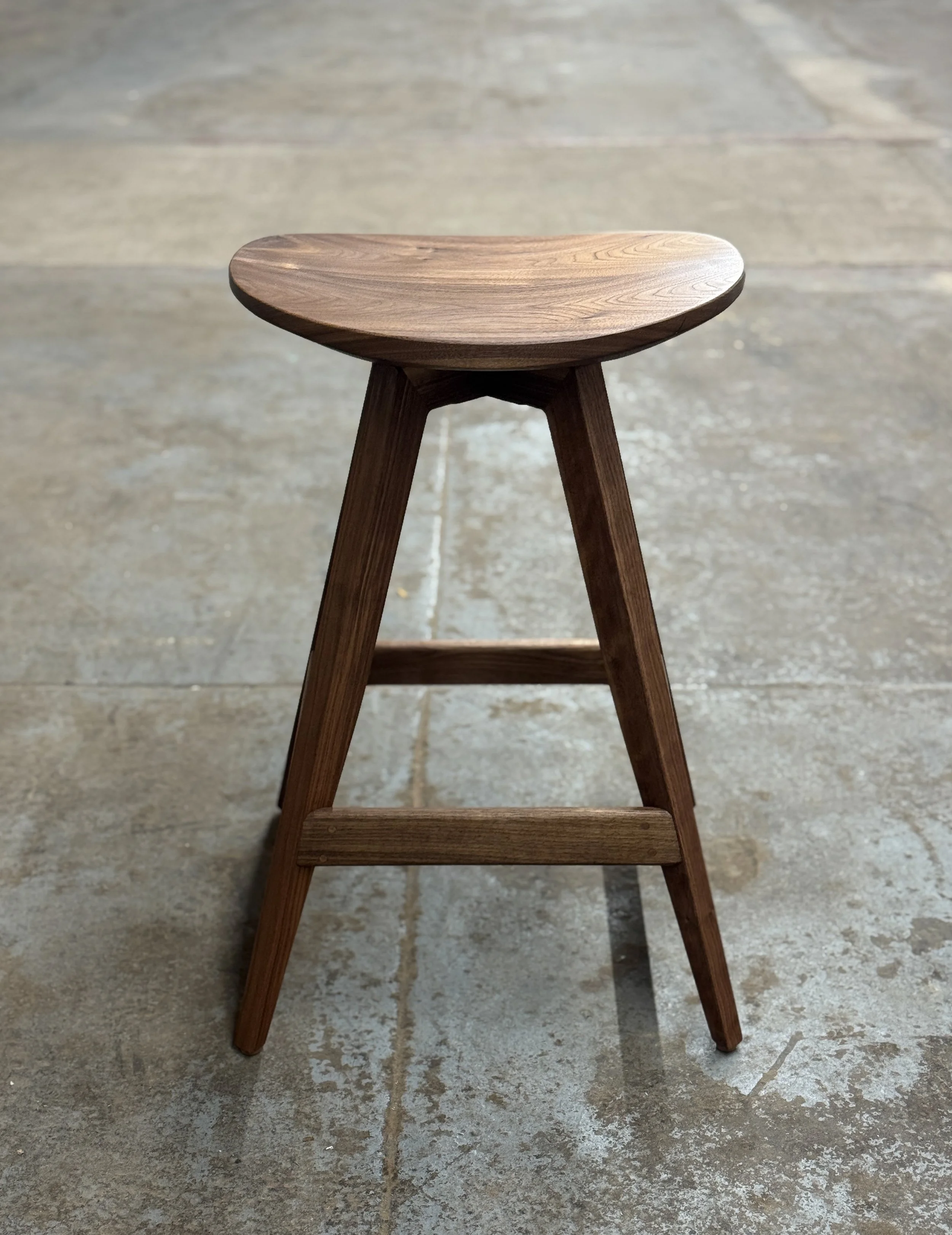 Calyx Swiveling Stool