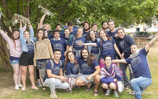 ONE WORLD ONE FUTURE! O nosso principal objetivo nesta viagem era preparar um concerto com artistas de v&aacute;rias partes do mundo. O desafio demonstrou ser muito mais exigente. N&atilde;o s&oacute; tivemos de preparar esse tal concerto final, como