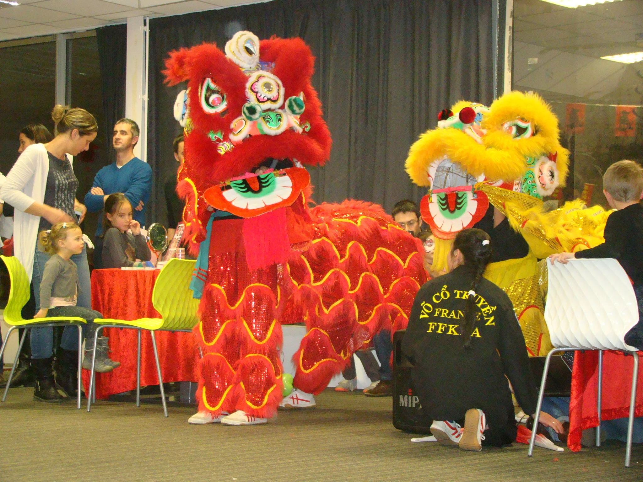 Démonstration de la danse du Dragon à Thalès