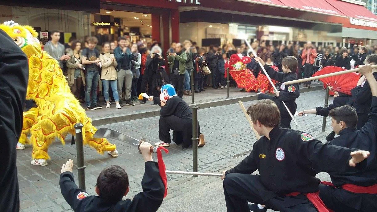 Danse du dragon et arts martiaux pour le nouvel an chinois
