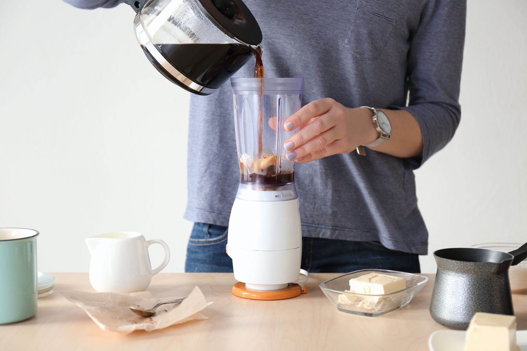 Молотый кофе в блендере. Кофе с помощью блендера. 3д кофейня в блендер. Как сделать кофе в помощью блендера. Кувшин кофе делать.