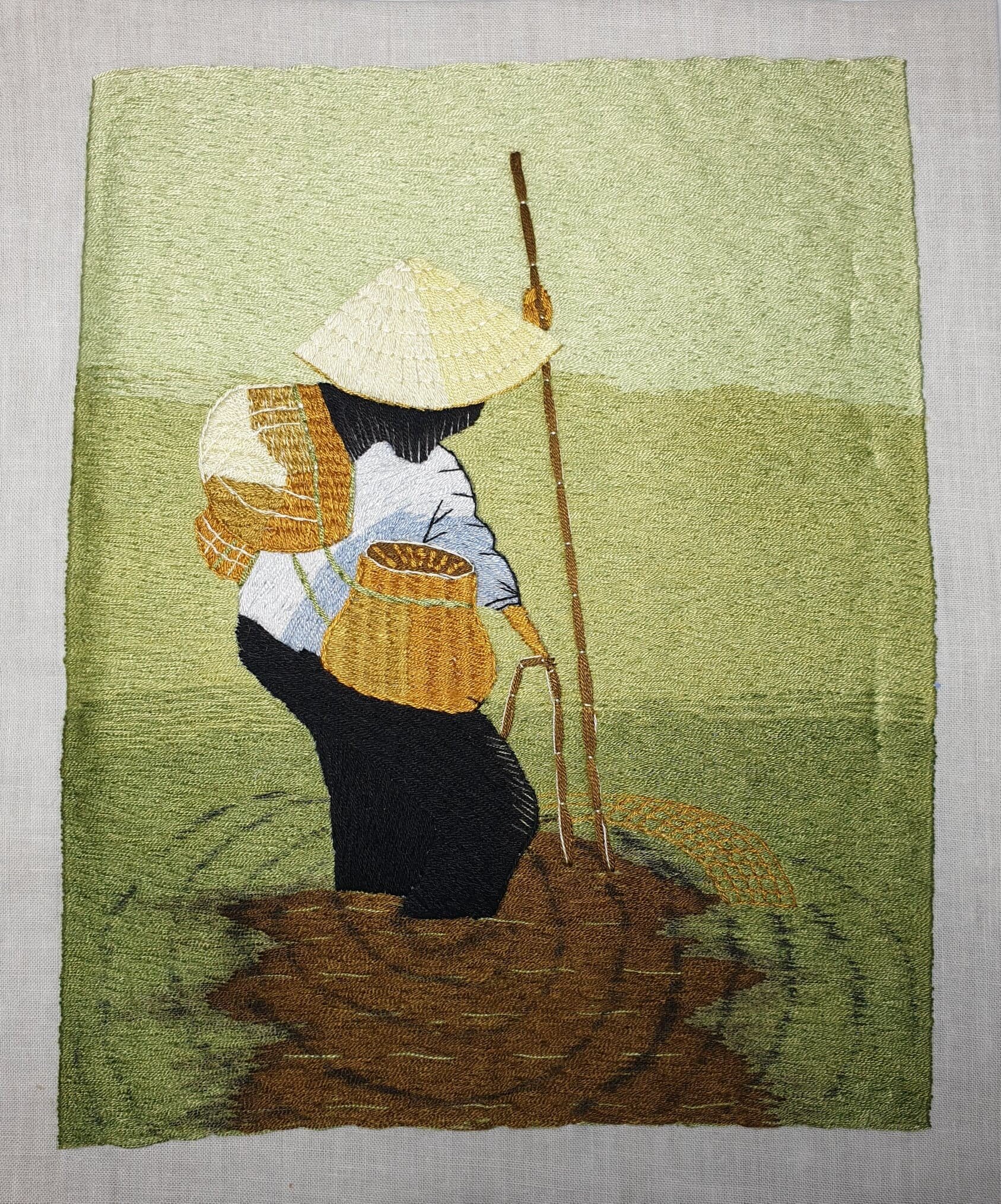 Broderie femme dans une riziere.jpg