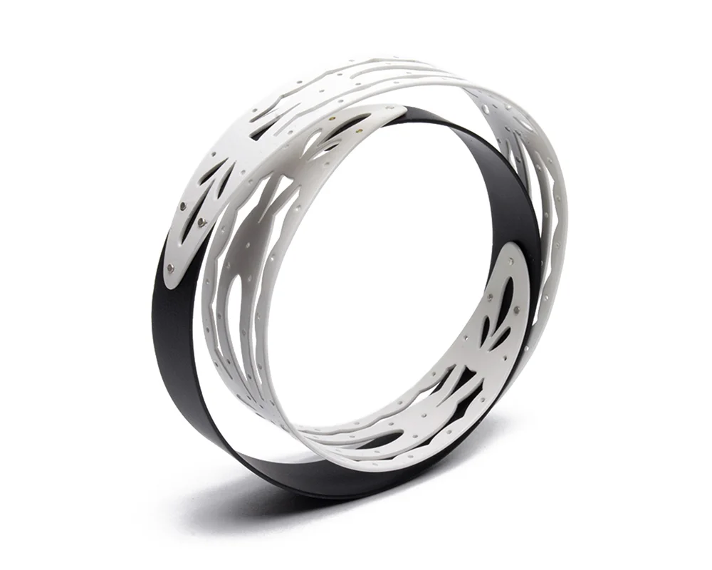 Continuous Bangle | cream, black