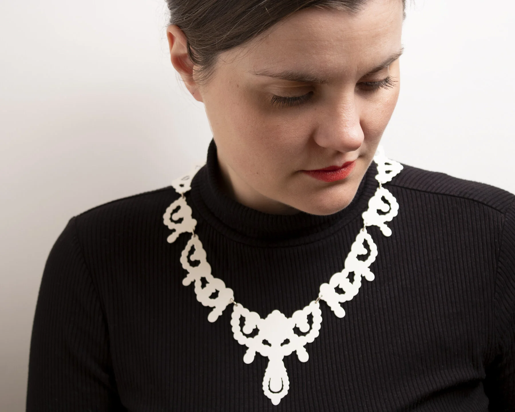 Iconic_Silhouette_Collar_Cream_Body.jpg