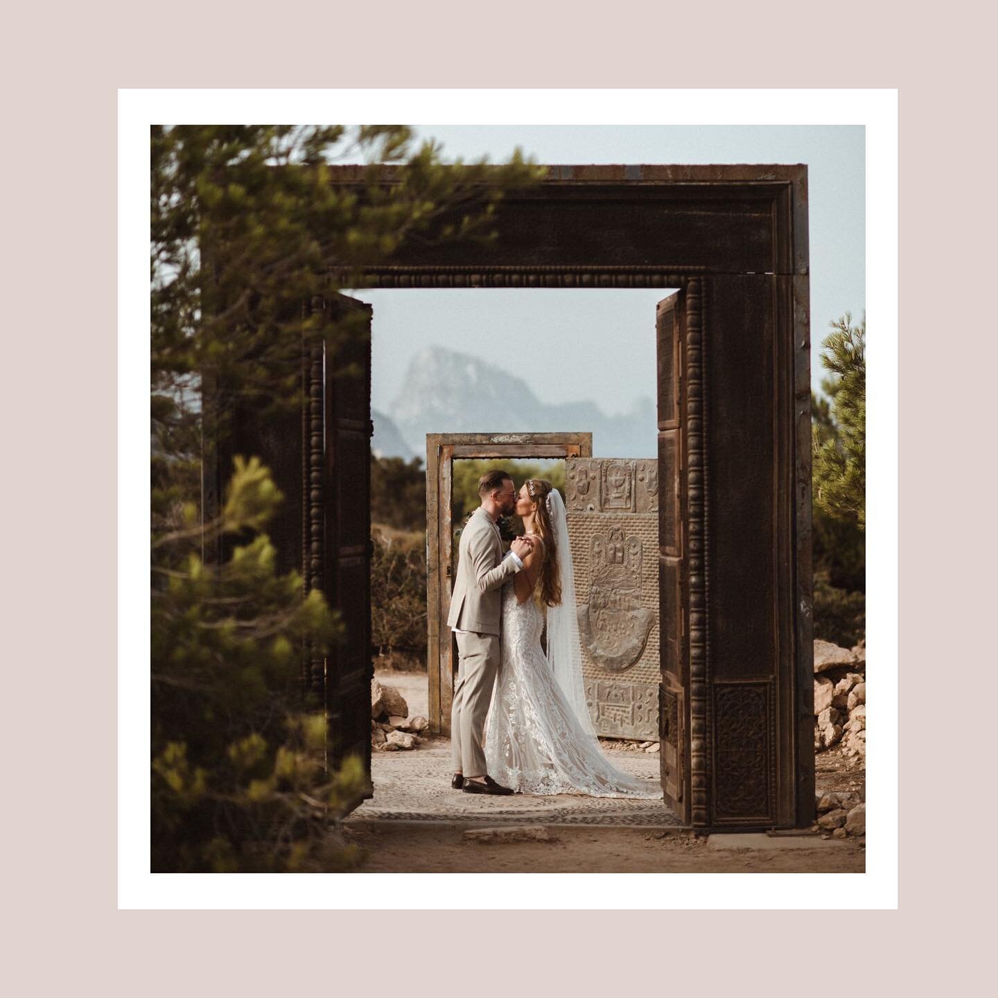 Congratulations Hanna &amp; Daniel 🤍
A beautiful and emotional Ibiza wedding captured by the amazing team of @kreativwedding 
with @valeries.welt &amp; @riccardofasoli

Herzlichen Gl&uuml;ckwunsch Hanna &amp; Daniel 🤍
Eine traumhafte und emotionale