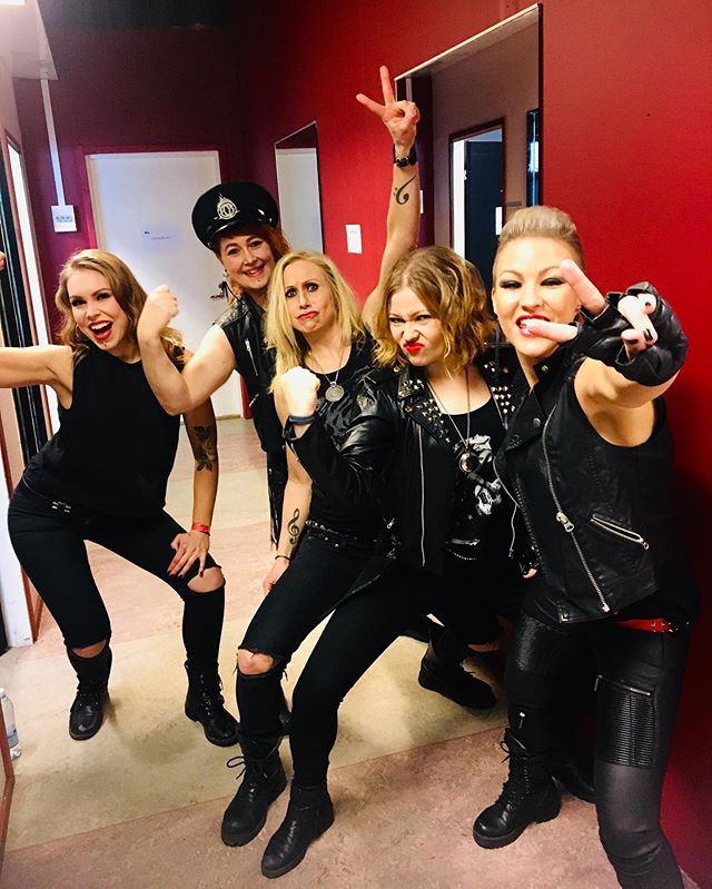 @clubteatria OULU! Showtime klo 19.30! W/ @girlschoolofficial @nazarethband @thefrancine jne...nyt on B-I-L-E-E-T! #teatriaoulu #barbeqbarbies #girlschoolband #nazarethband #thefrancineband