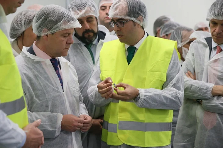El presidente de Castilla-La Mancha, Emiliano García-Page, durante su visita a la nueva planta farmacéutica ubicada en Azuqueca de Henares