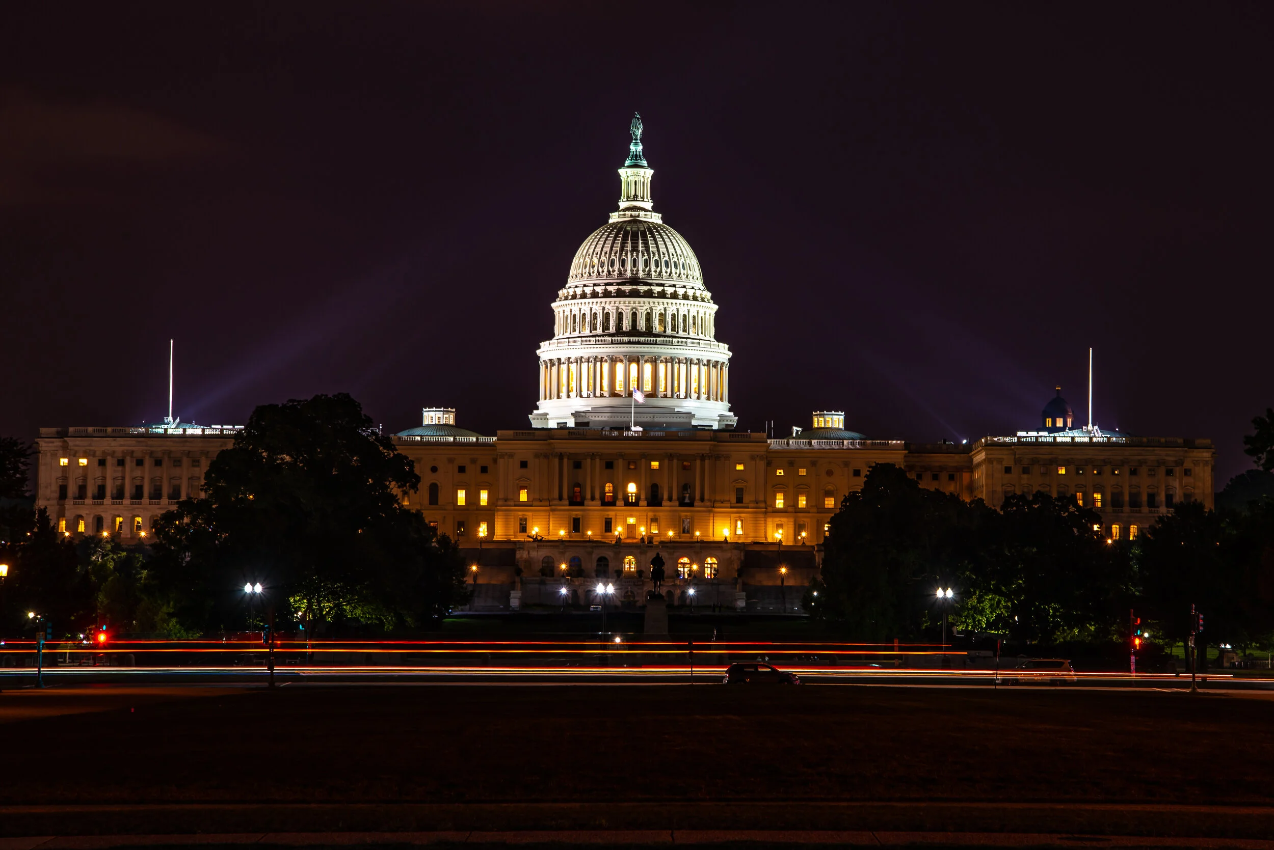 United_States_Capitol_Building_at_night.jpg