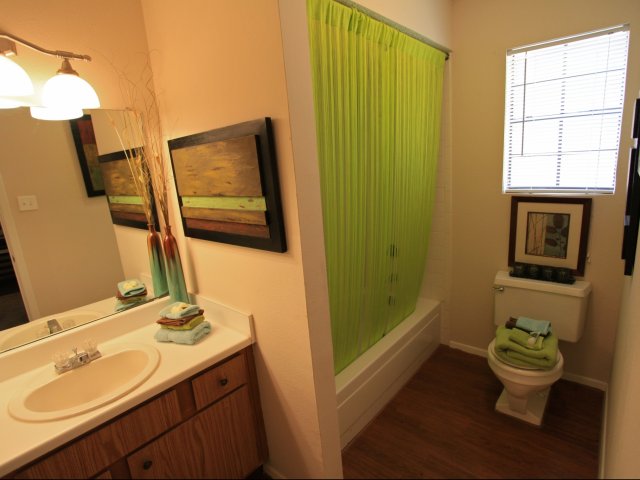 woodcrest-lubbock-tx-full-sized-bathrooms.jpg