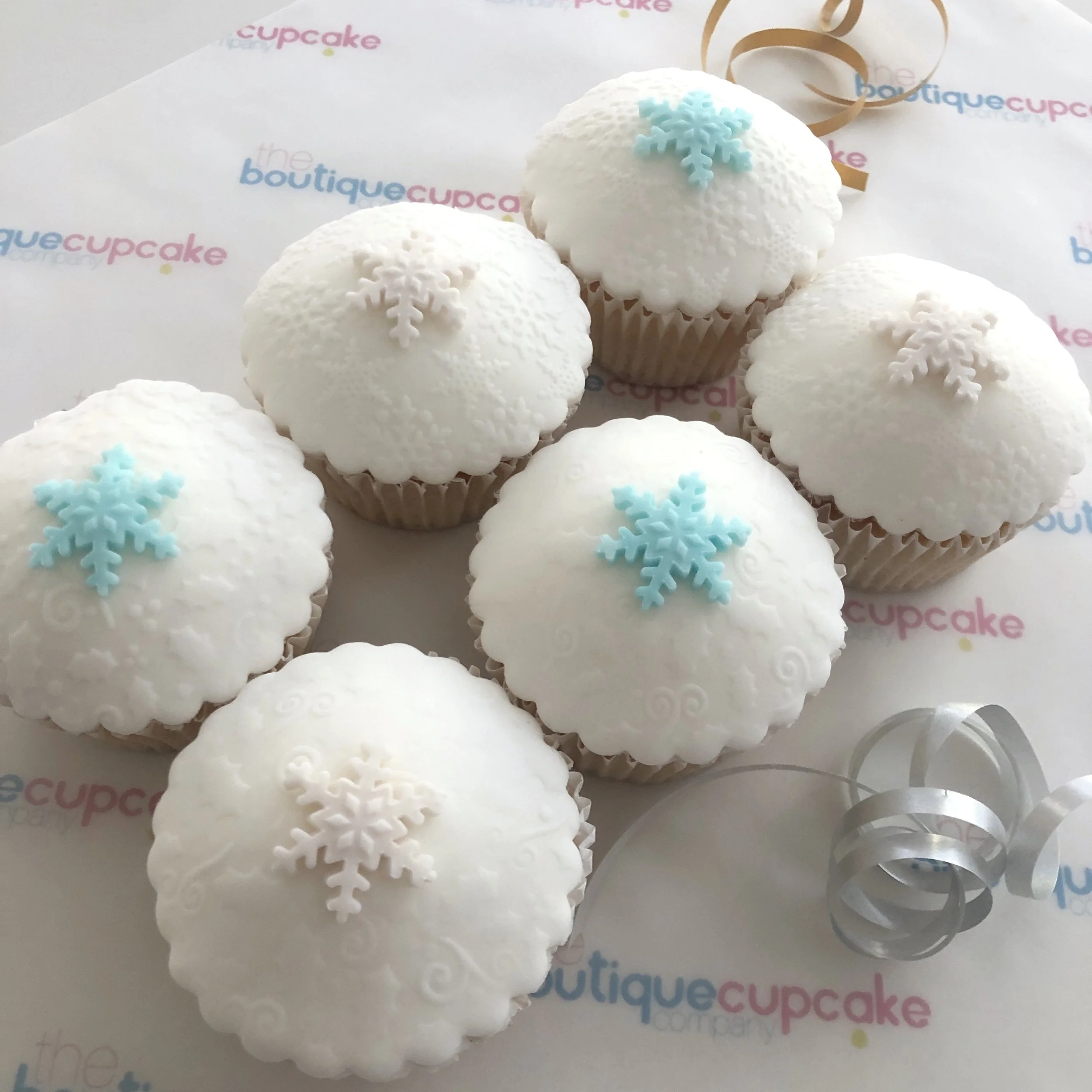 Xmas cupcakes - snowflakes 2.JPG