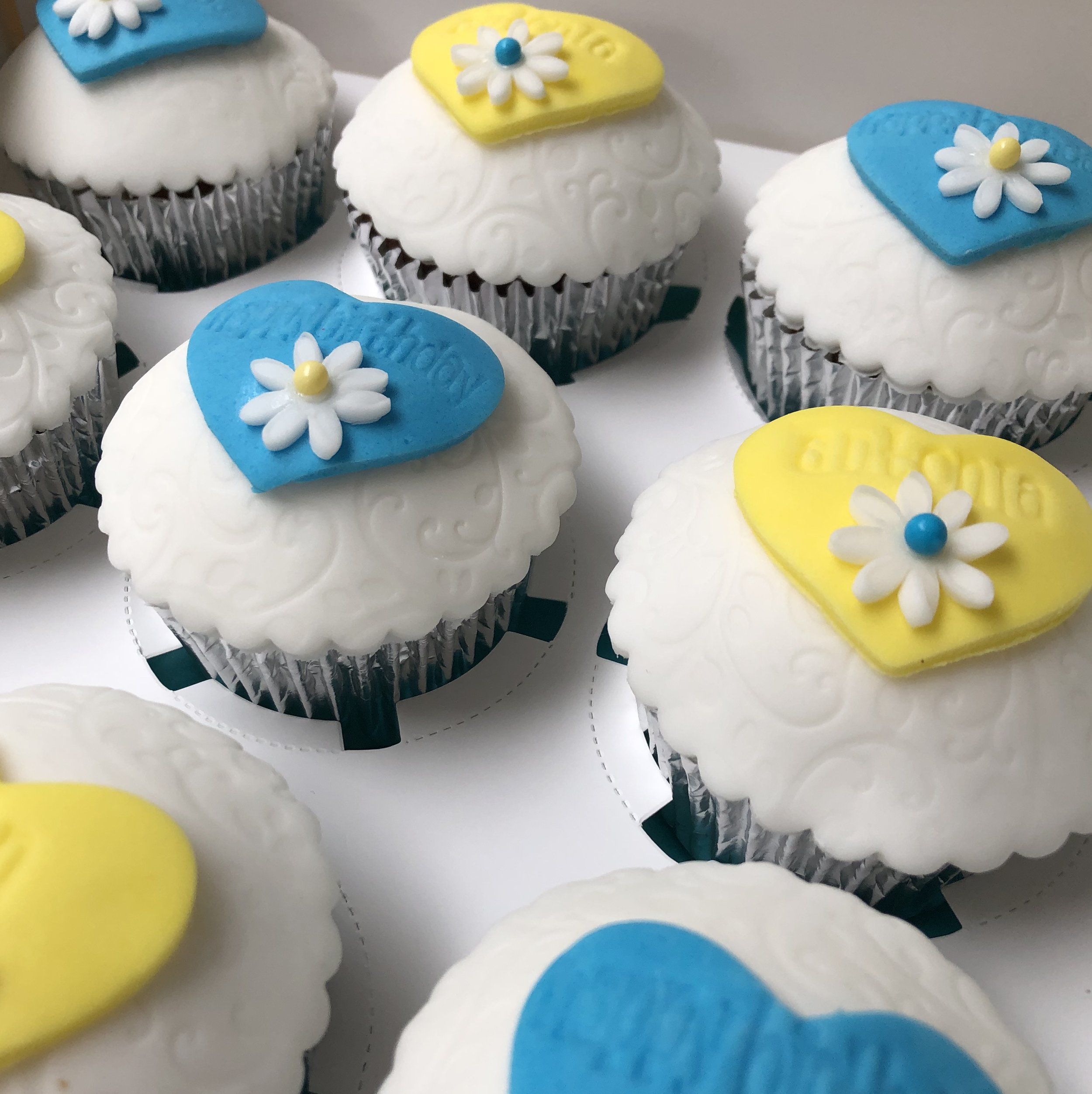 Message Heart Cupcake Gift Box