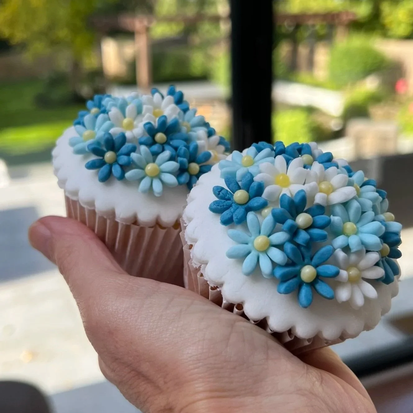 Individual daisy cupcake – UK nationwide delivery