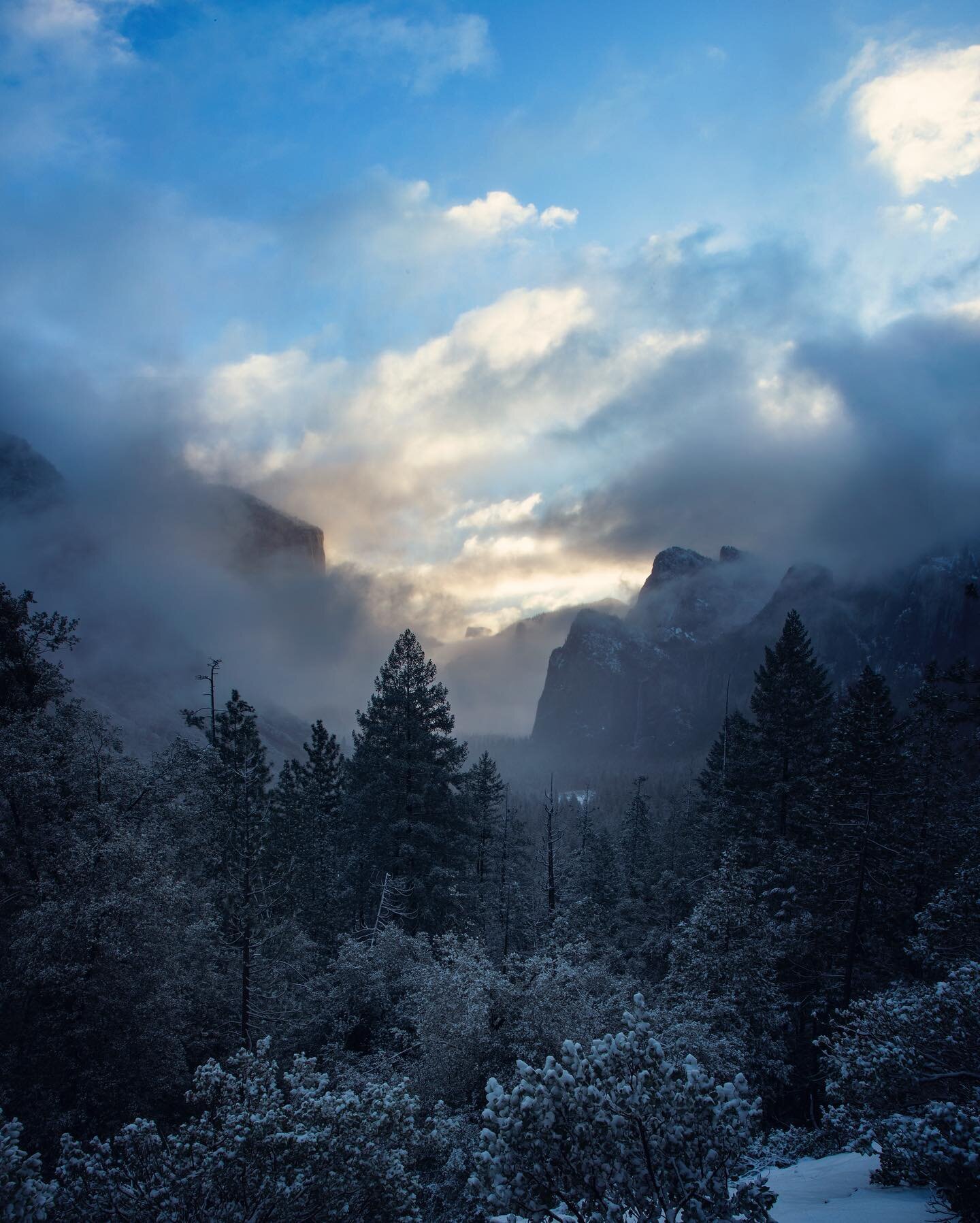 A fresh blanket of snow has just fallen over this beautiful park. If you haven&rsquo;t experienced Winter in the Valley, you need to add it to your National Park bucket list. ❄️
.
📖 Isaiah 1:18
.
.
.
.
.
.
.
.
.
.
.
.
#yosemite #yosemitenationalpark