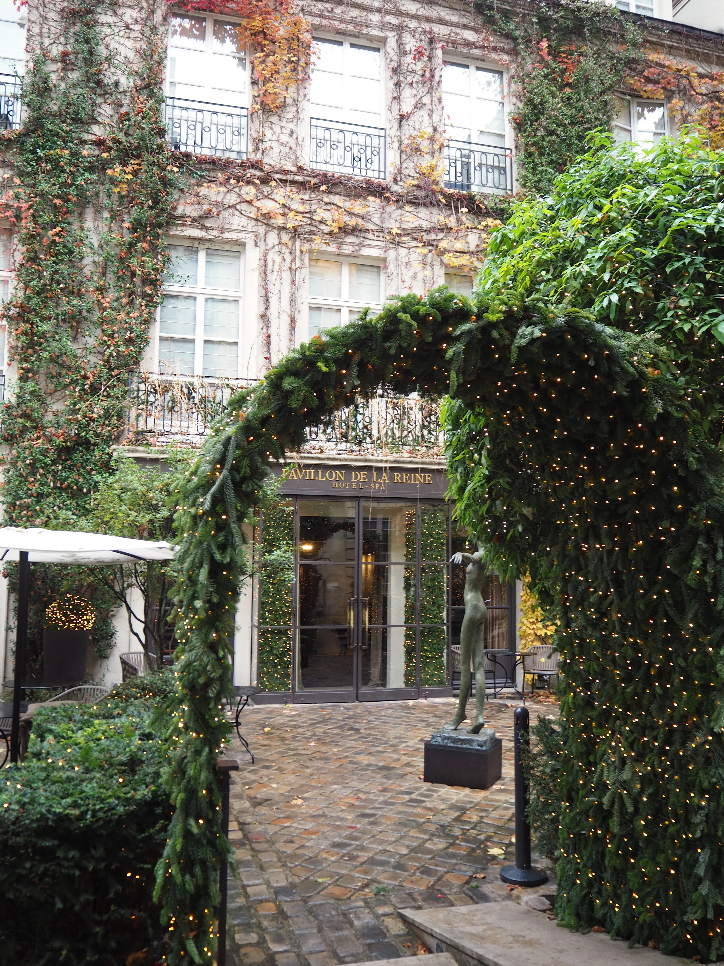 Review: Pavillon De La Reine, Paris