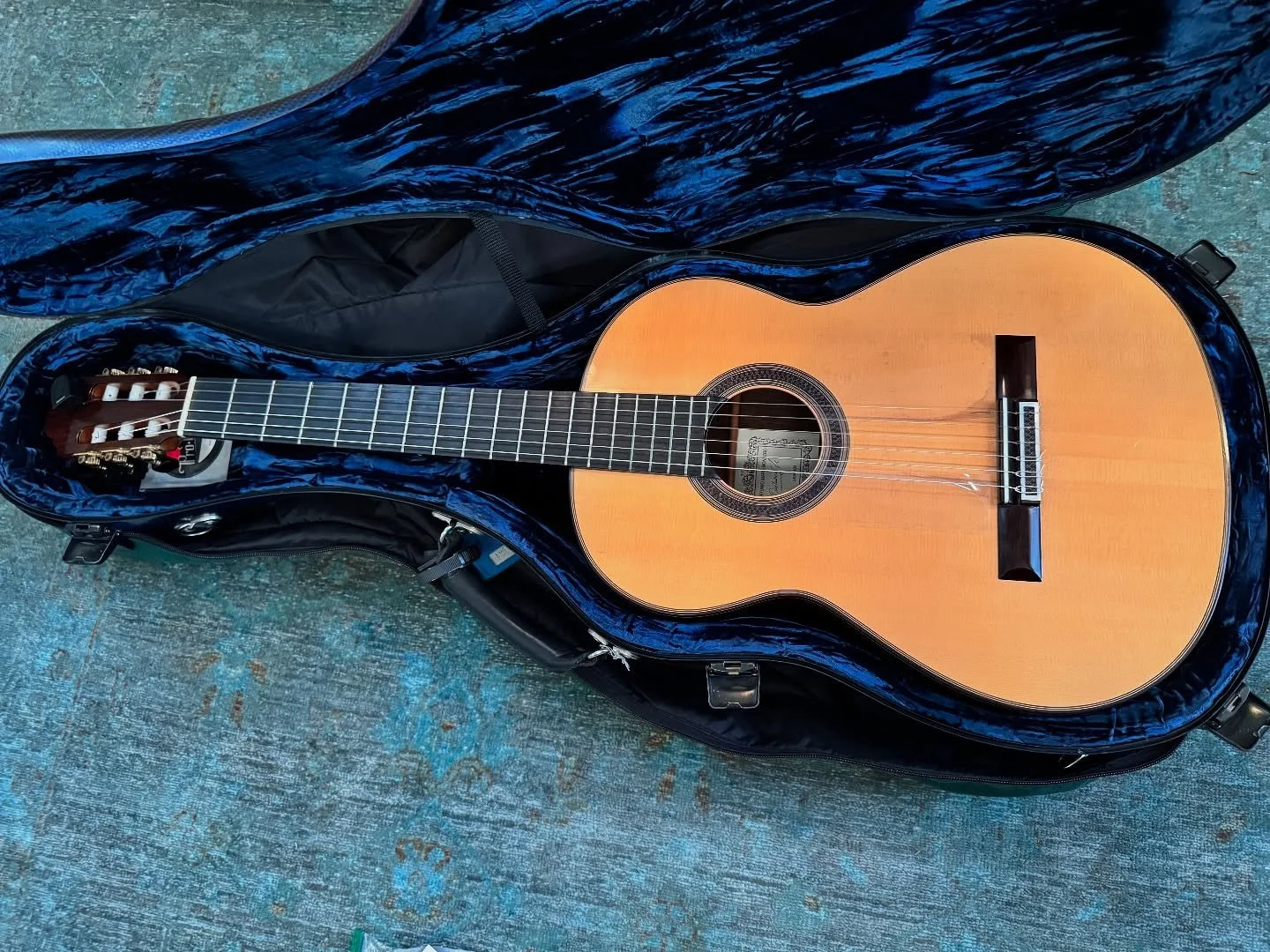 Heading out, with my wonderful Marin guitar, to play Seattle&rsquo;s Benaroya Hall this Saturday! @laguitarquartet 

#daddario #daddariostrings #lagq #guitar #guitarist #music #acousticguitar  #guitarra #acoustic #instaguitar #brazilianmusic #brazili