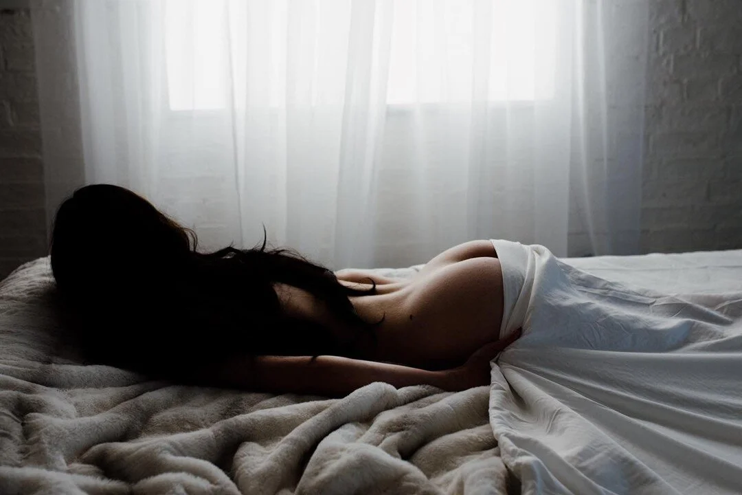 Teasing our way into Wednesday 🍑 

#boudoirphotography #sillhouette #booty #sheetboudoir #bestinboudoir #boudoirinspiraton #tease