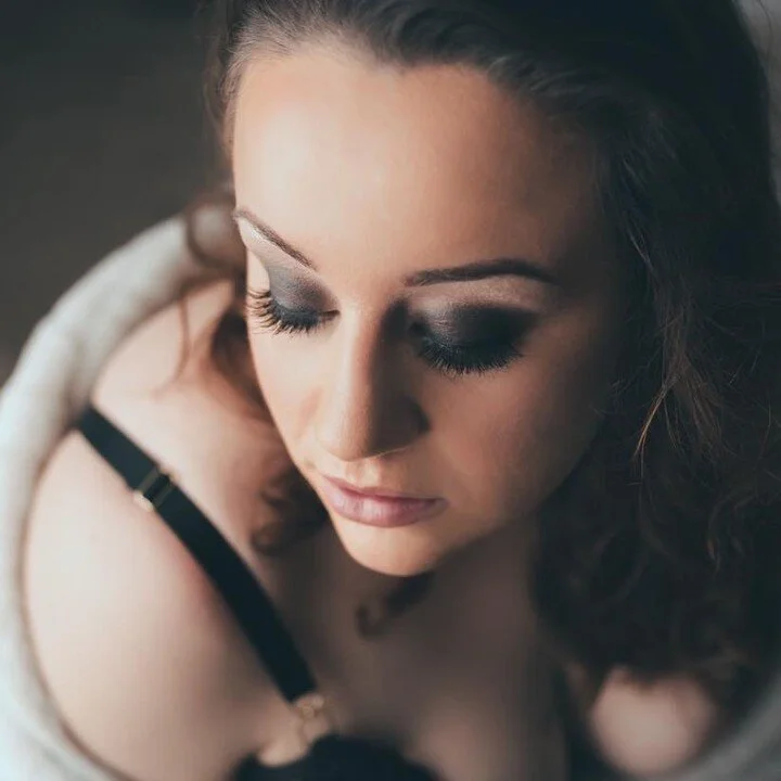 Tomorrow evening I will be announcing the winners of my Decembers competition so watch this space!

Thank you Hannah Lipstick &amp; Hairpins- Wedding, Prom &amp; Party Hair and Makeup for this clients beautiful makeover.

#boudoirshoot #boudiorphotog