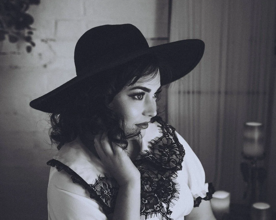 Sometimes It's just about the face 💋
 #hatboudoir  #portraitphotography 
Just a quick update....
Spring certainly sprung and valentines was a busy one for sure as I'm nearly caught up with my boudoir editing. Having @lipstickandhairpins share studio