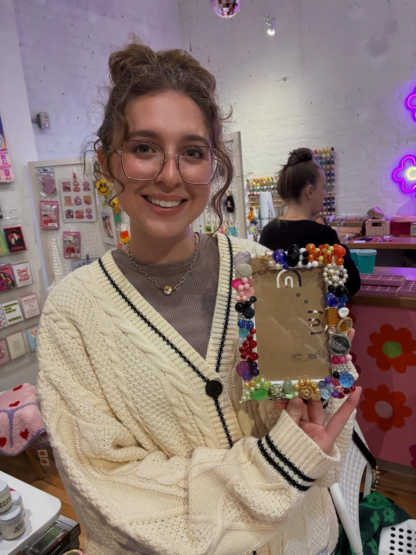 Our frame decorating class was a total success! All beautiful and all sustainable😇

Stay tuned for more classes soon 💖