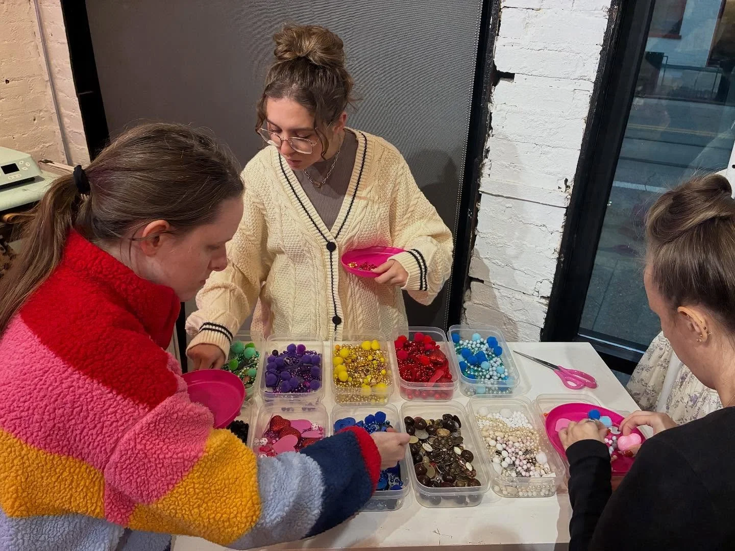 Lighter decorating workshop THIS WEDNESDAY. Sign up with the link in my bio. 

All decorating materials are sourced sustainably 🤩