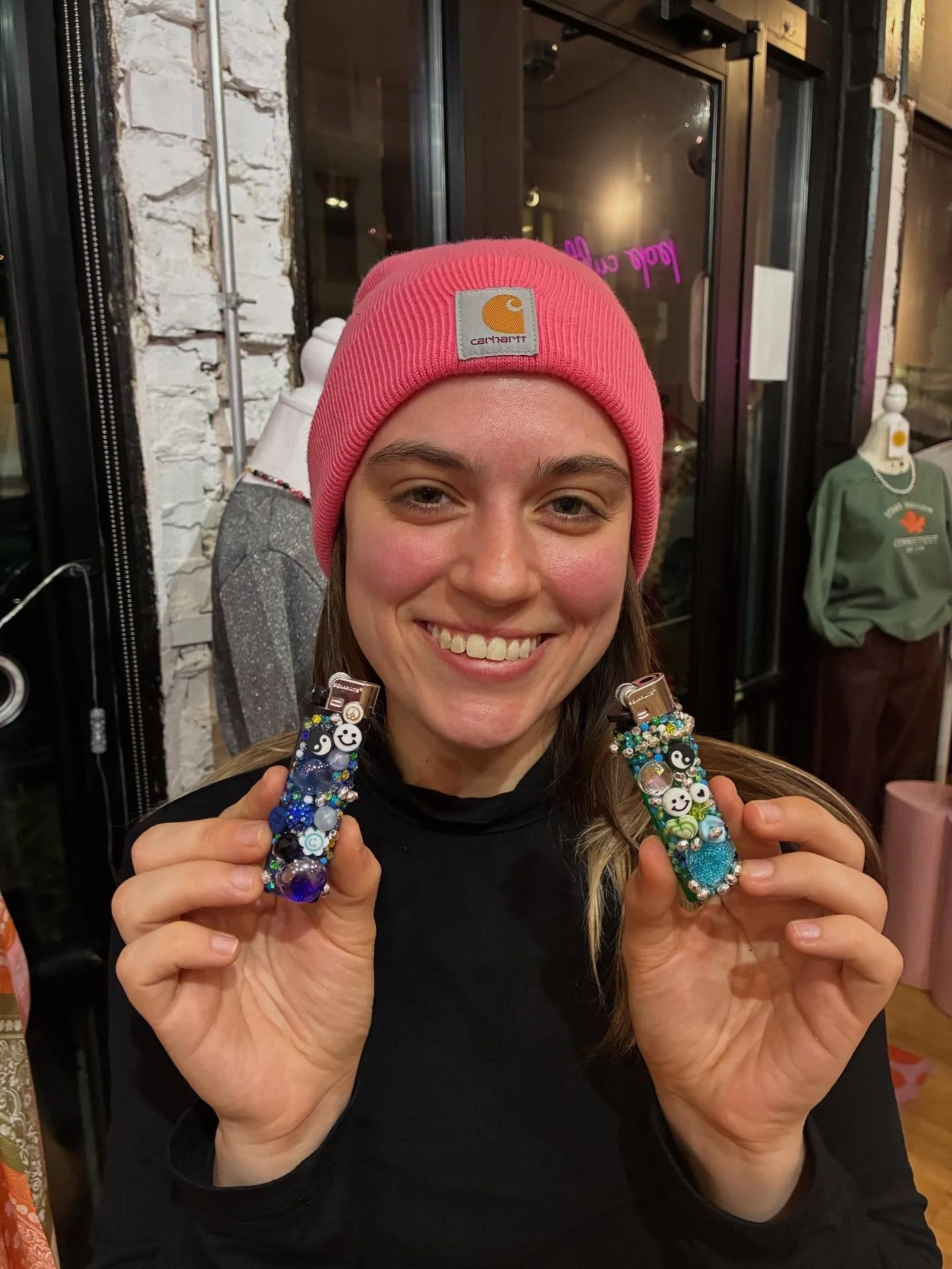 Last night was SO fun. Swipe to see all the beautiful lighters we made 💖

Another craft class with @popculturdco is on its way! Stay tuned 👀