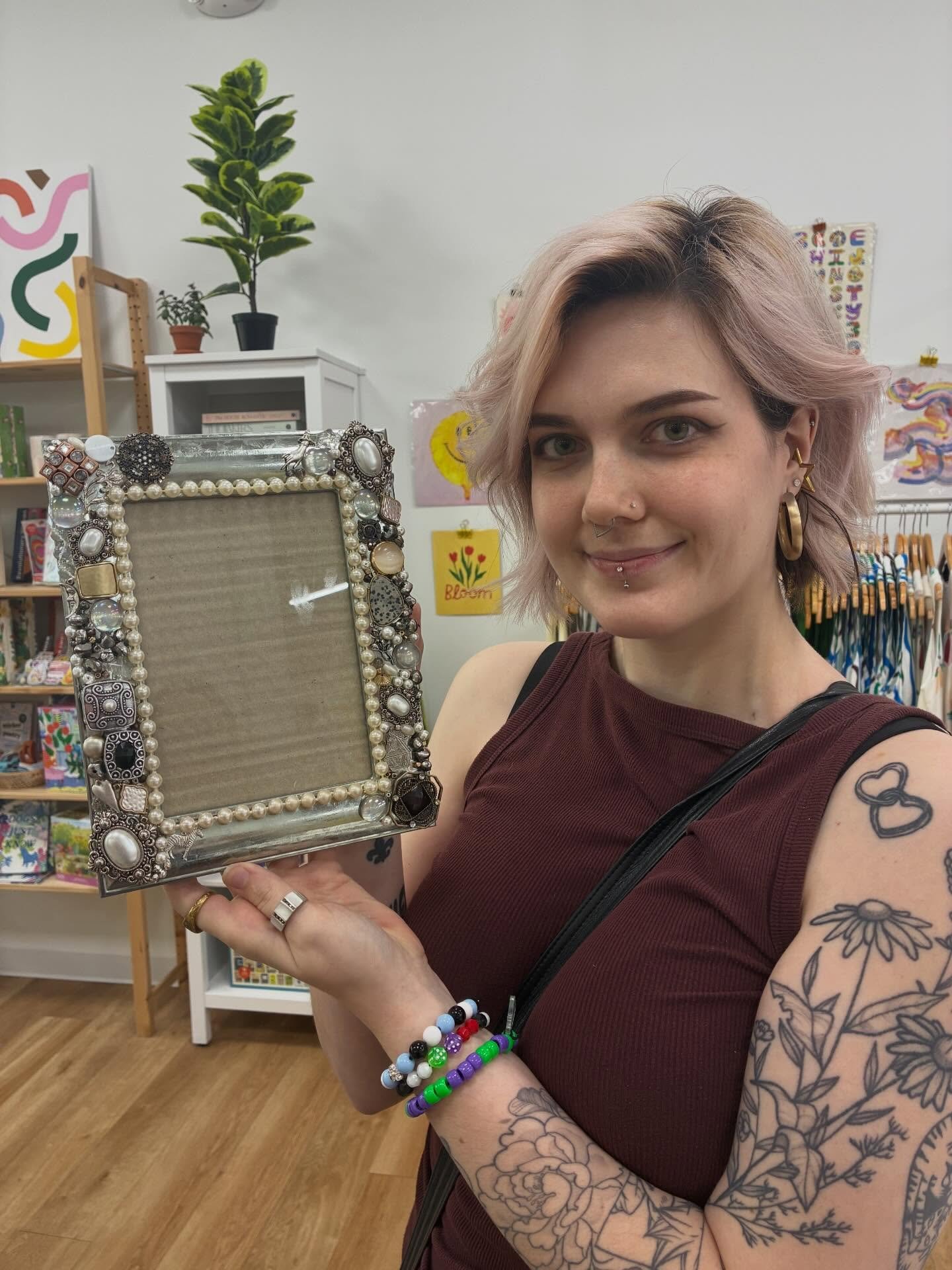 Yesterday was SO FUN at @handzyshopstudio. Swipe to see all the beautiful frames we decorated 🤩