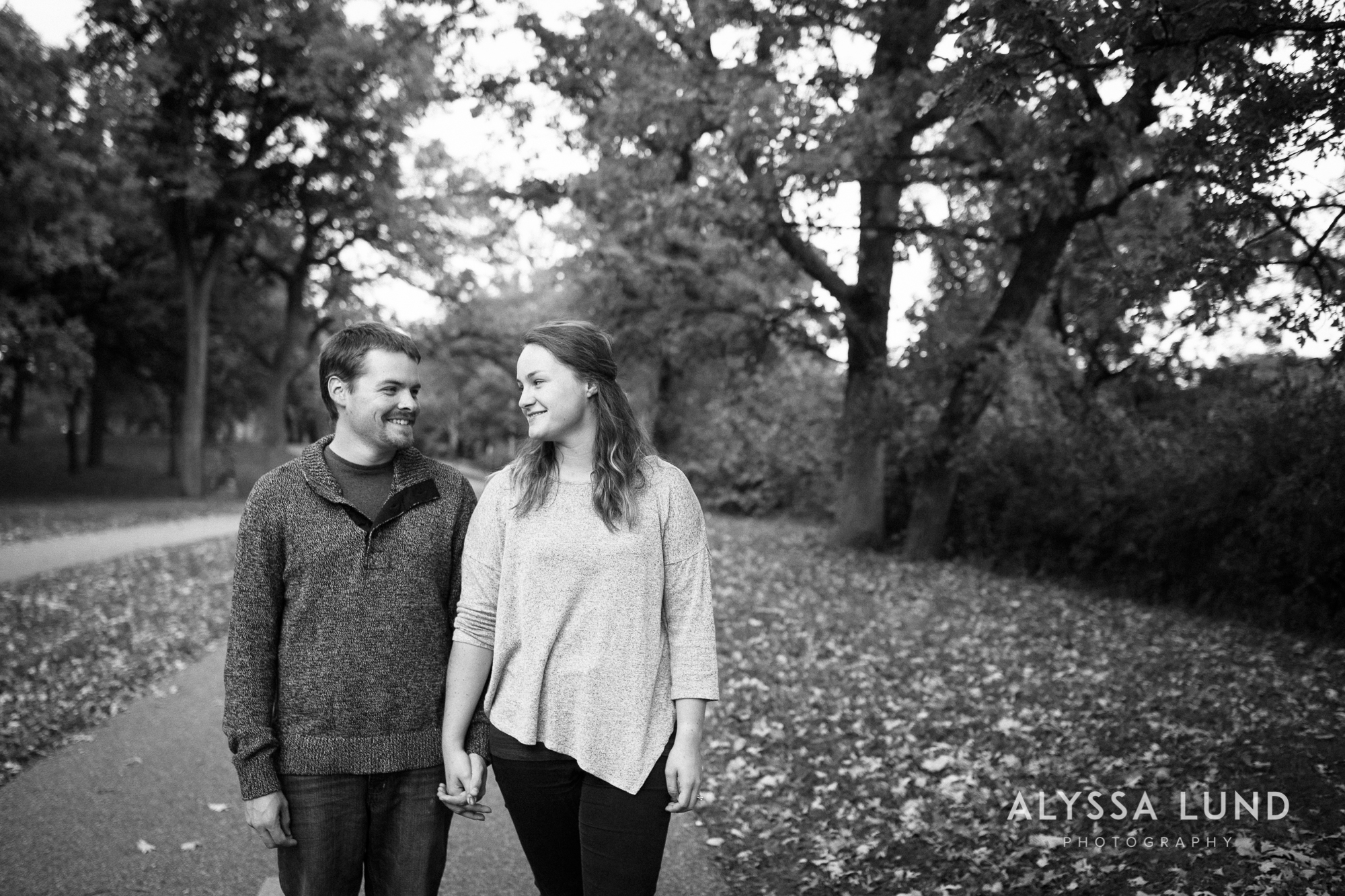 couple portraits at Minnehaha Park-02
