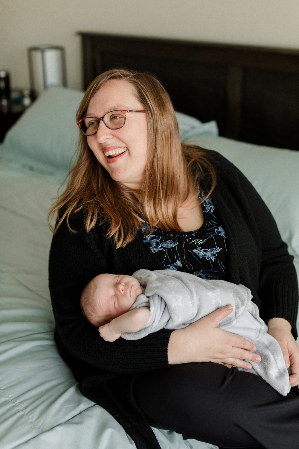 lifestyle in home newborn session Minneapolis-02.jpg