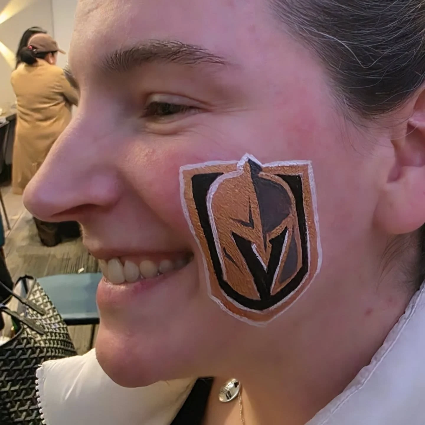 As I was filling in the black, I finally realized the V in the Vegas Golden Nights Logo 😂 so neat! 

#ColorMeFun #FacePainting #FacePainter #EventArtist #BodyArt #CreativeFacePaint #AlaskaArtist #AnchorageEvents #WasillaEvents #MatSuValley #FamilyFu