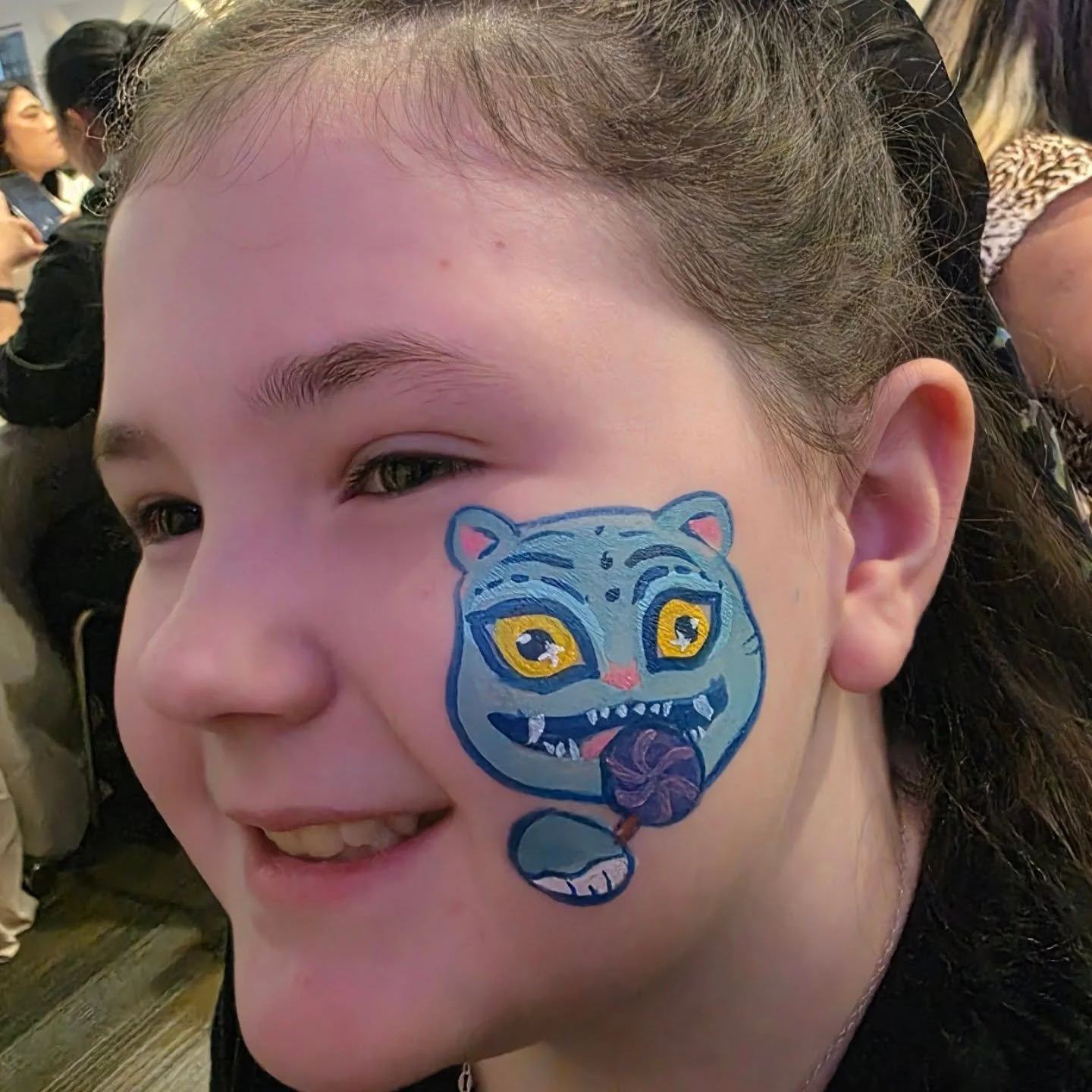 Kpop Demon Hunters Derpy Cat eating a lollipop! 
This was at an amazing 2nd Birthday Party

#derpycat #kpopdemonhunters #derpycatfacepaint