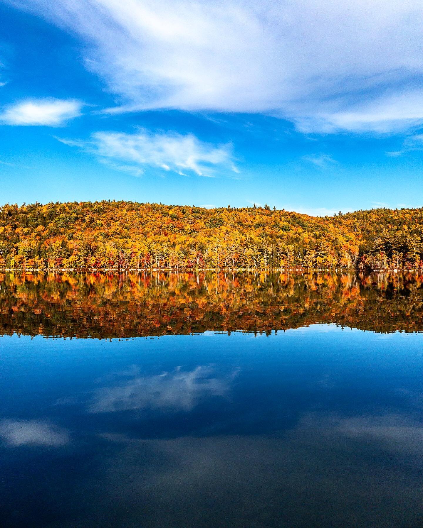 Lakeside. 
&bull;
&bull;
&bull;
&bull;
&bull;
&bull;
#lakeside #waterside #outdoorsy #wanderers #autumncolors #leafpeeping #explorers #igersmaine #exploremaine #visitmaine #reflecting #sonyphotography